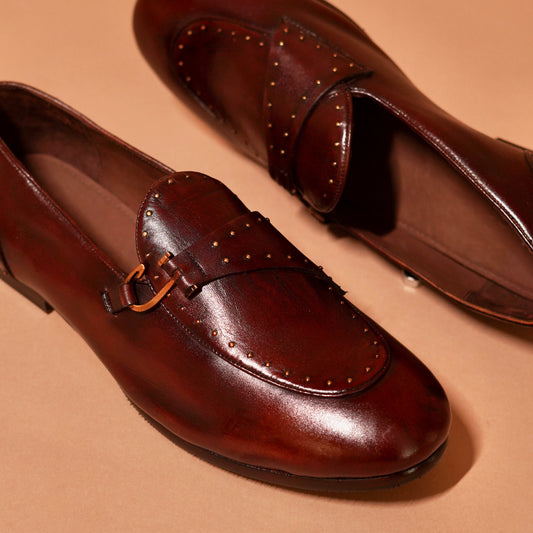 Close-up of hand-finished leather and rivet texture on Motivo Marrone Riveto