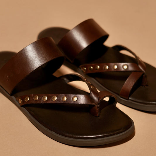 Close-up of riveted leather strap and anti-slip sole on Pelle Scuro Riveto