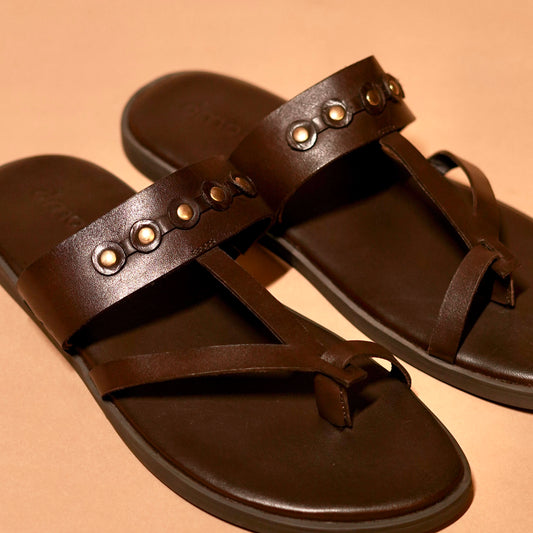 Close-up of Pelle Espresso Riveto footbed and rivet finish