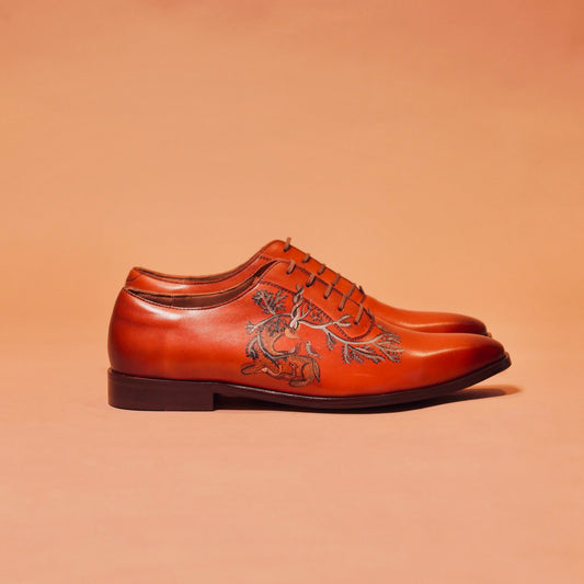Side view of Bruno Pituro Oxford showcasing intricate Gond art