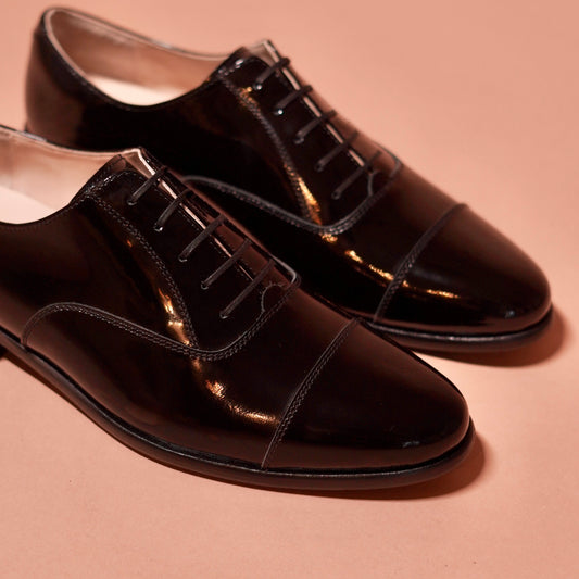 Close-up of the cap-toe detailing and flat laces on Capto Ferraro