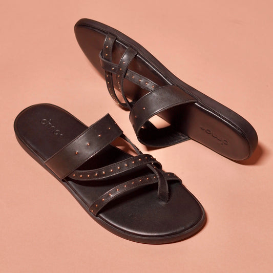 Close view Pelle Nero Riveto without backstrap