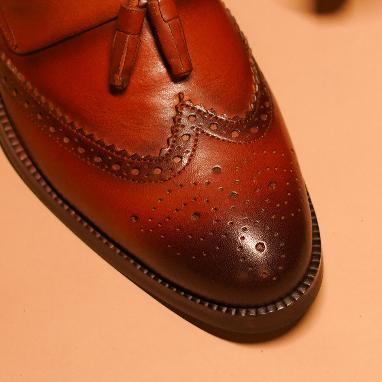 Detailed craftsmanship on Motivo Broguo with full wingtip brogue pattern and luxurious tassel.