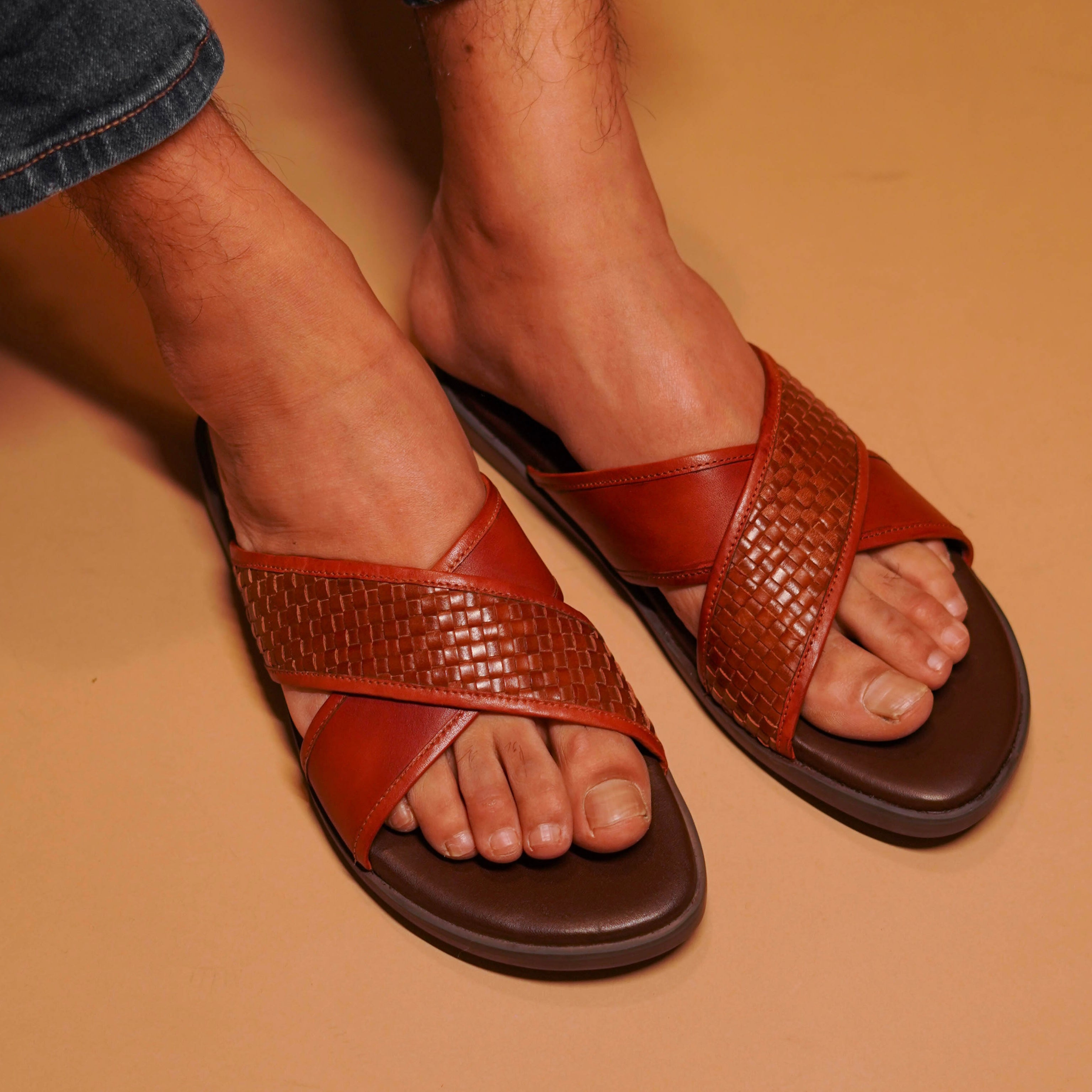 Pelle Tesso | Brown woven leather chappals