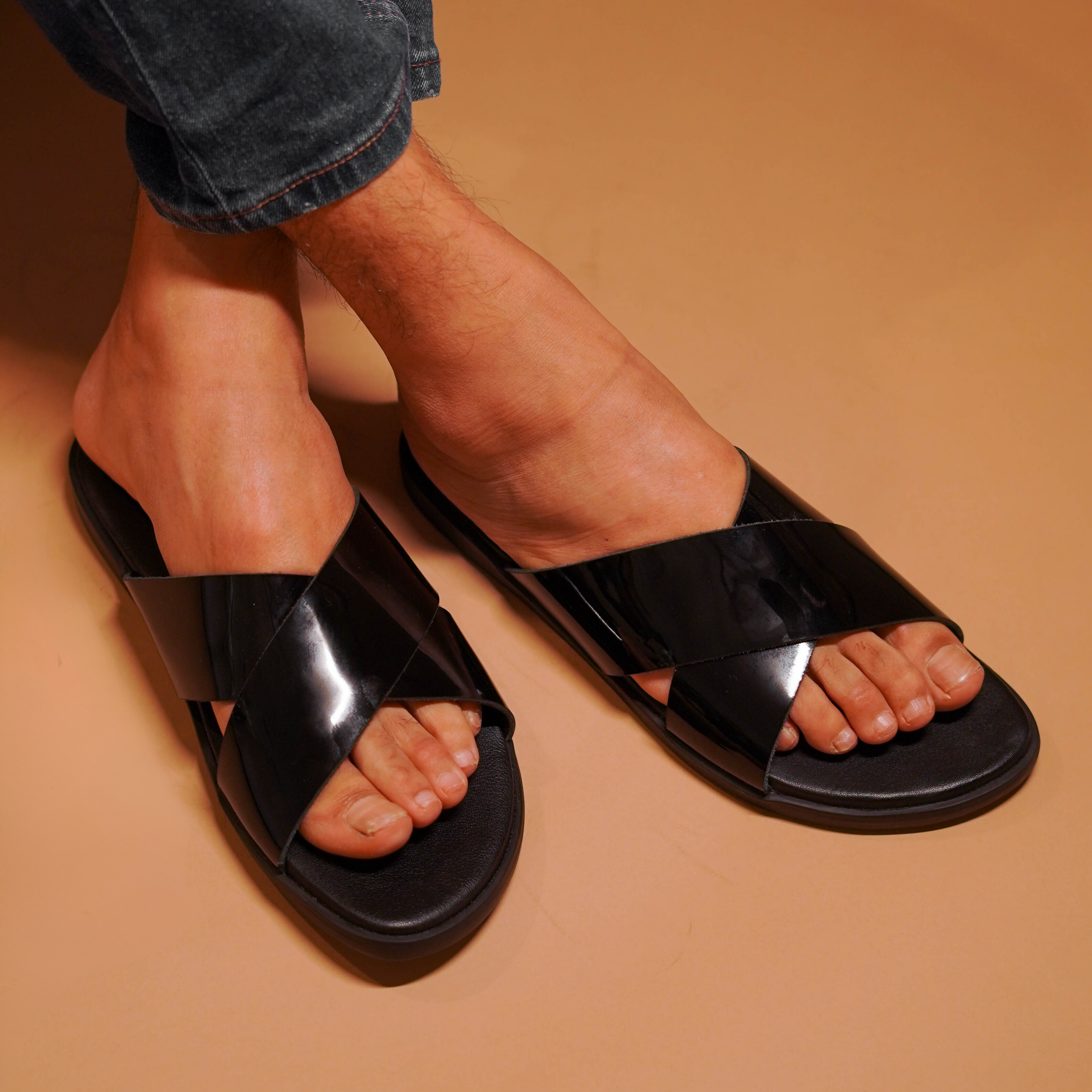 Pelle Lustro | Black patent leather chappals