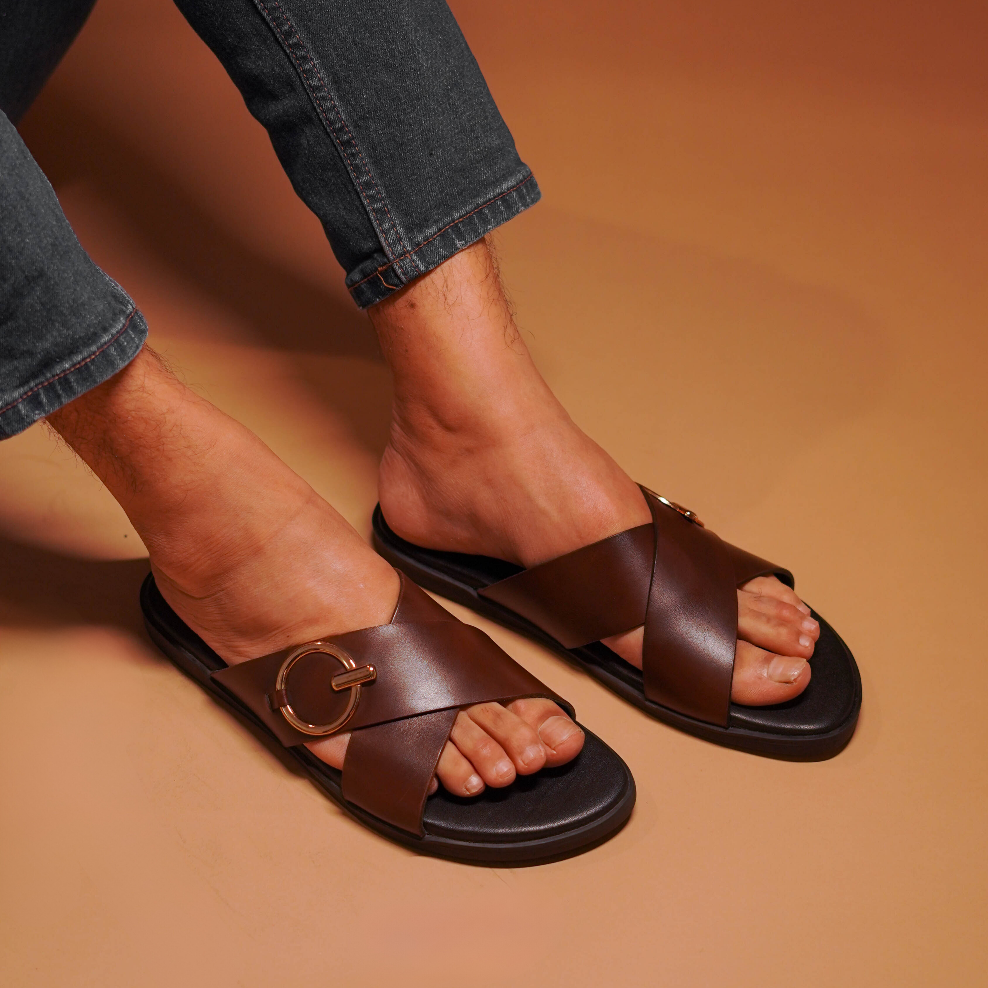 Pelle Tobo | Brown leather golden ring chappals