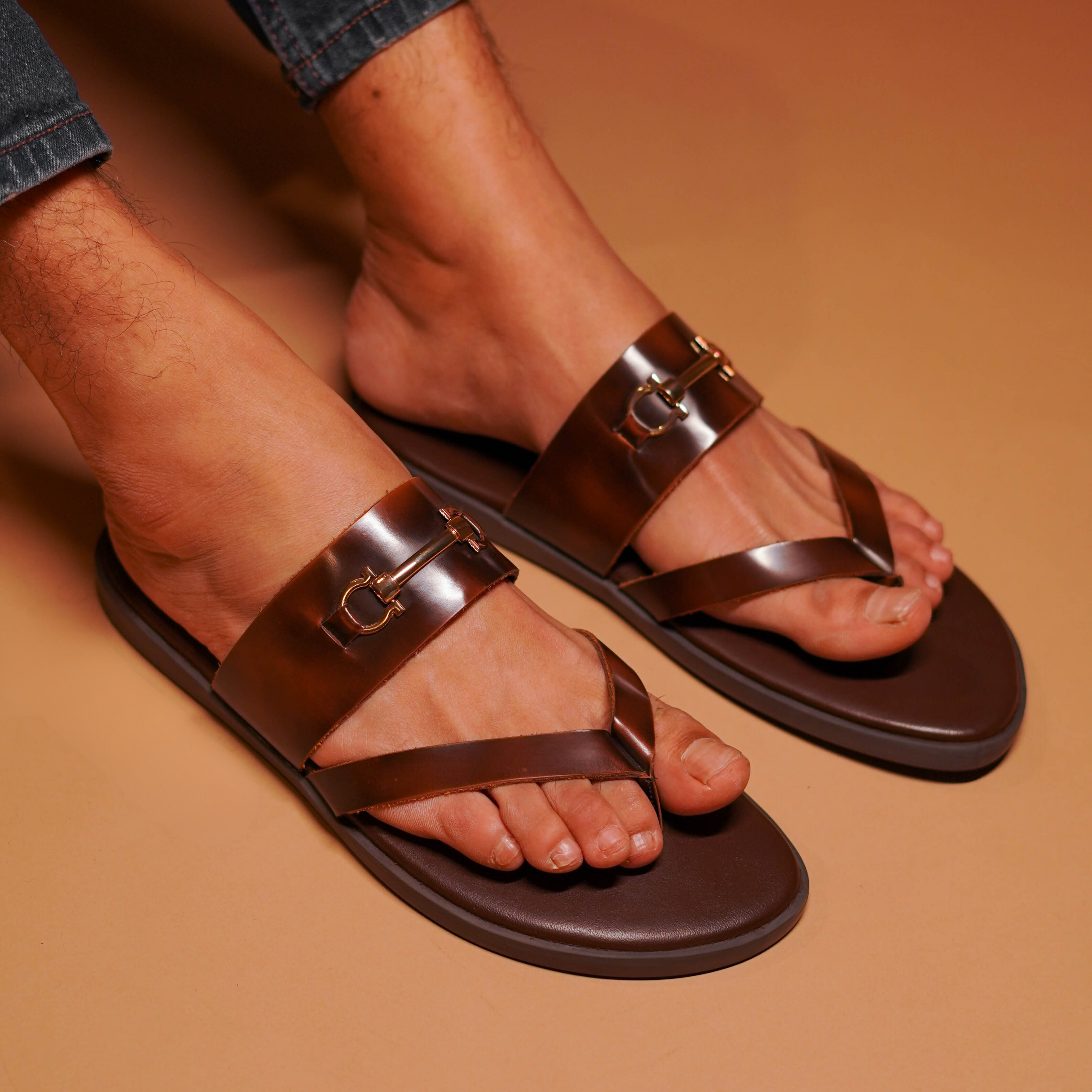 Pelle Fibio Chocro | Horsebit buckle shiny brown leather chappal