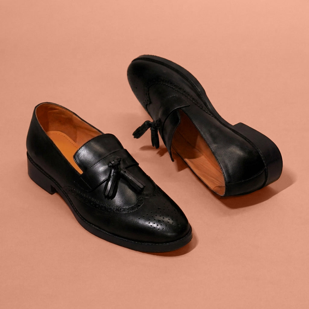 Close-up of tassel and brogue detailing on Motivo Nero