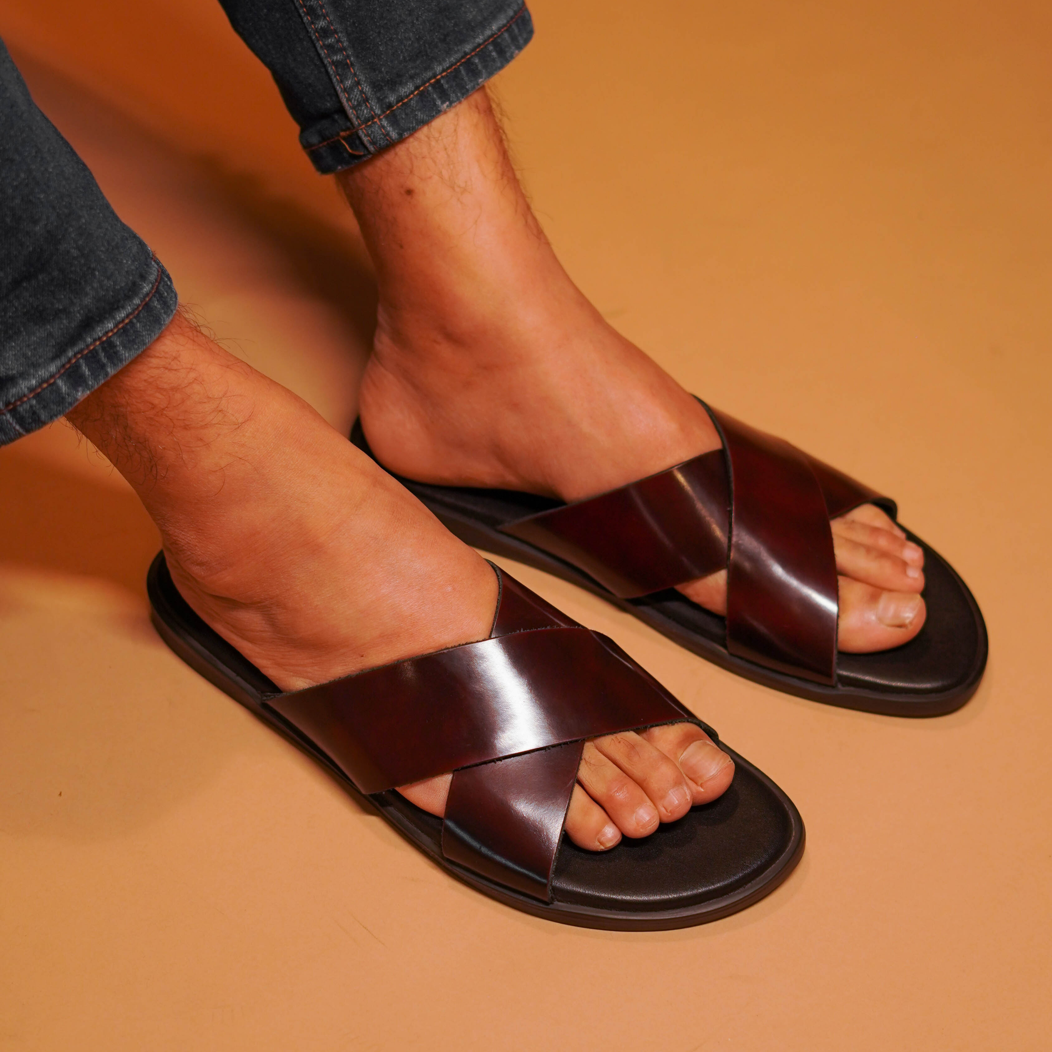 Pelle Nero Borgogno | Black and cherry leather gatsby chappal