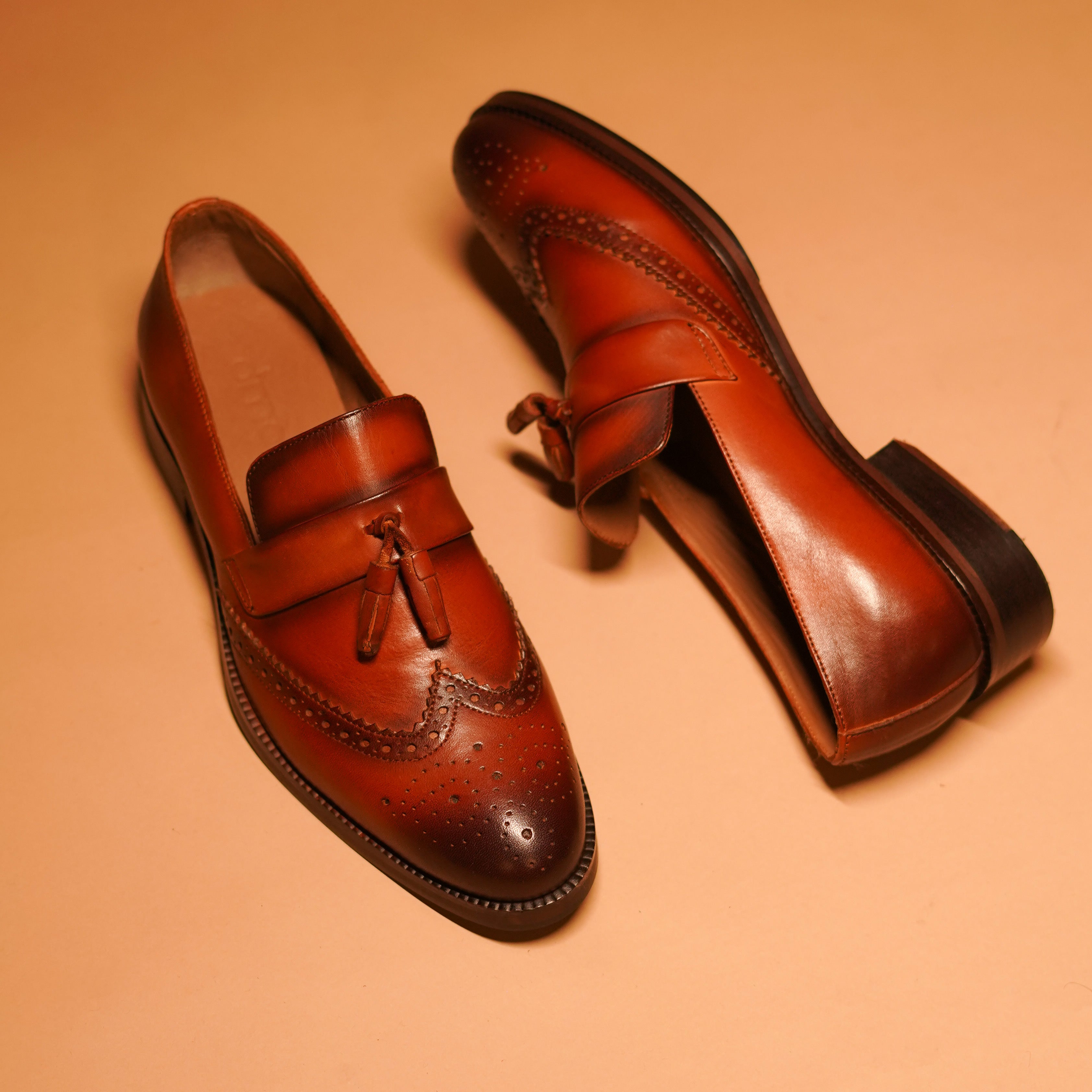 Detailed craftsmanship on Motivo Broguo with full wingtip brogue pattern and luxurious tassel.