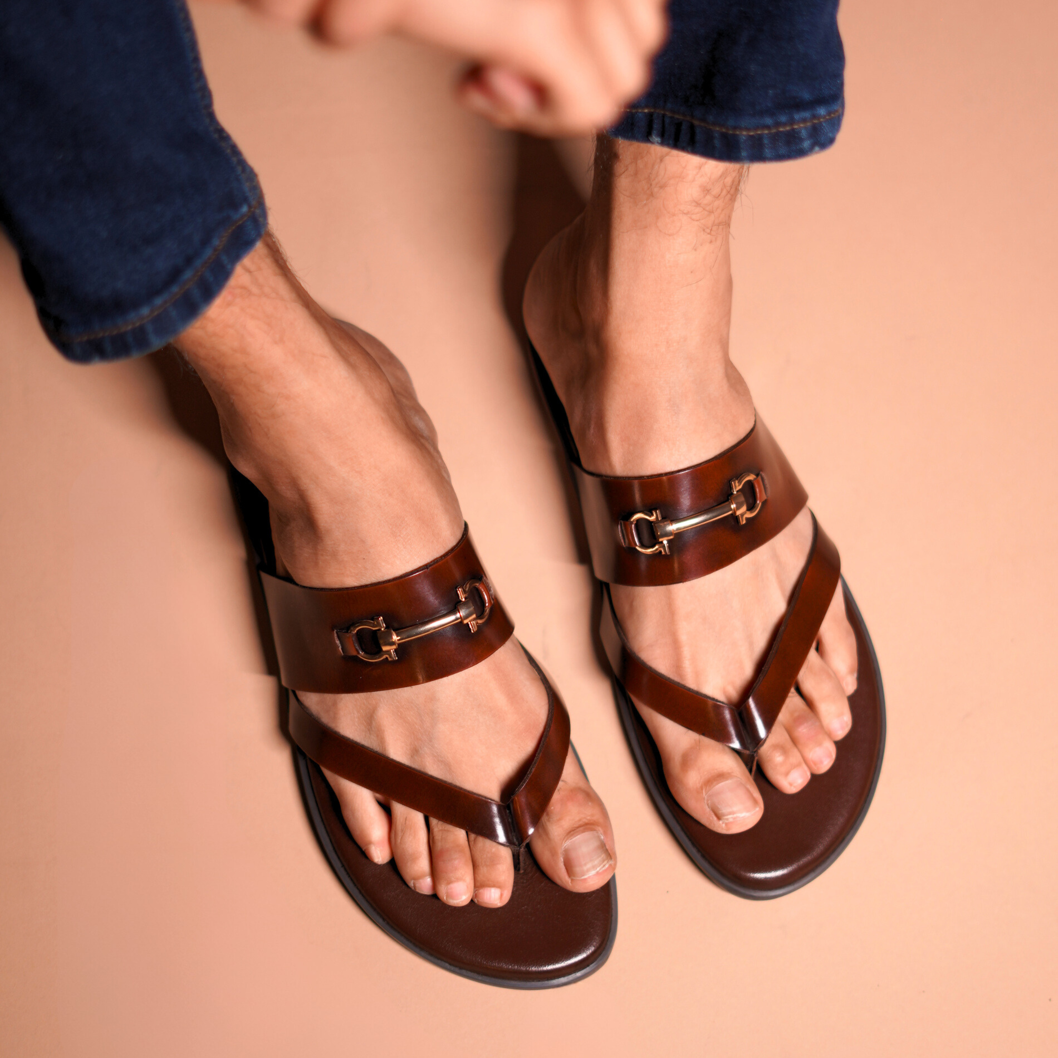 Pelle Fibio Chocro | Horsebit buckle shiny brown leather chappal