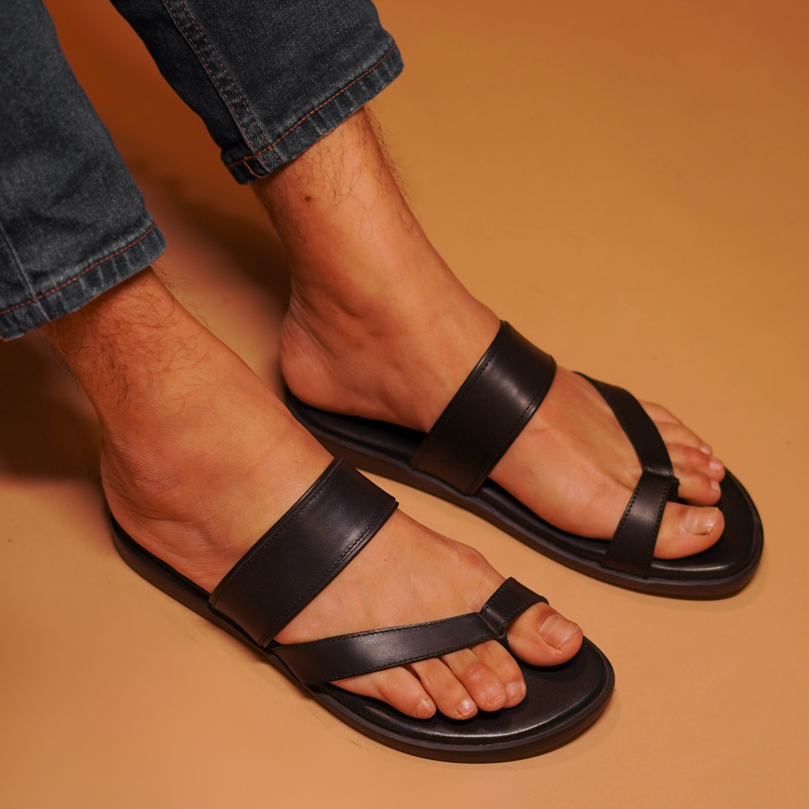 Pelle Francio Nero | Black leather sandals with toe-loop