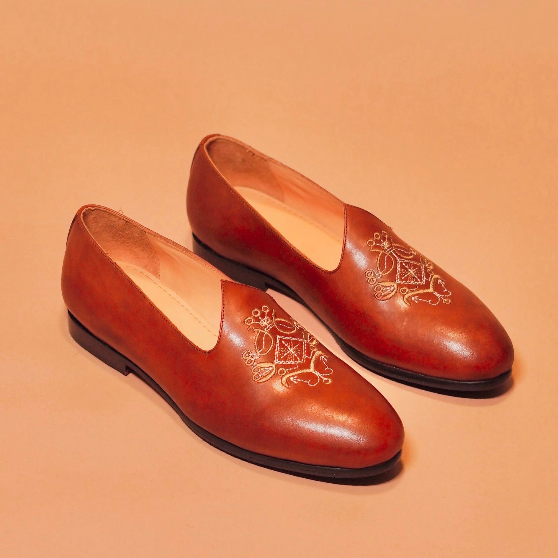 Ethnico Ricamo | Brown leather embroidered mojris