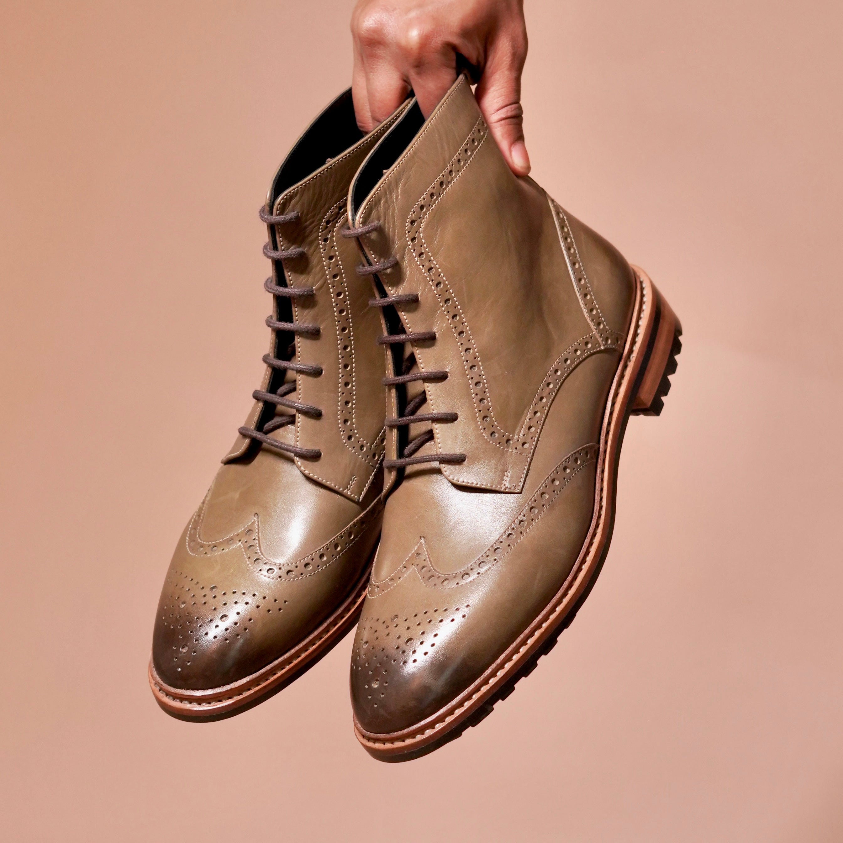 Top angle of Sprazzo Welto Verdo displaying the front-open lace design