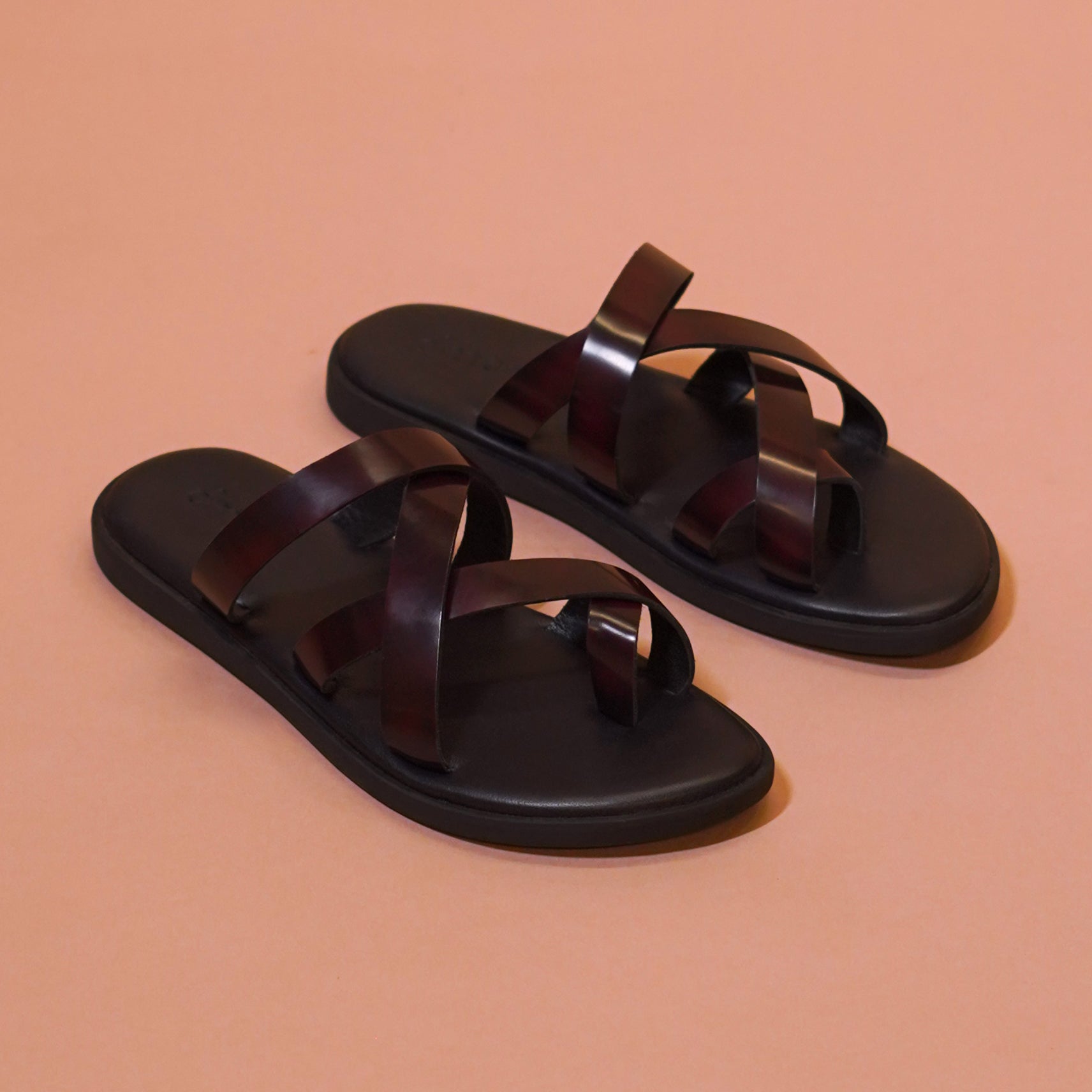 Pelle Borgogno | Cherry and black gatsby leather chappal