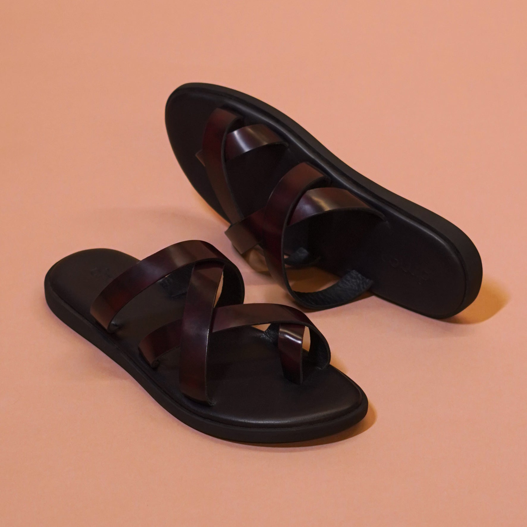 Pelle Borgogno | Cherry and black gatsby leather chappal
