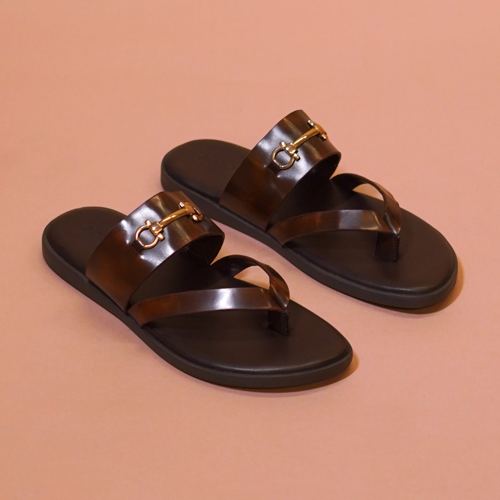 Pelle Fibio Chocro | Horsebit buckle shiny brown leather chappal