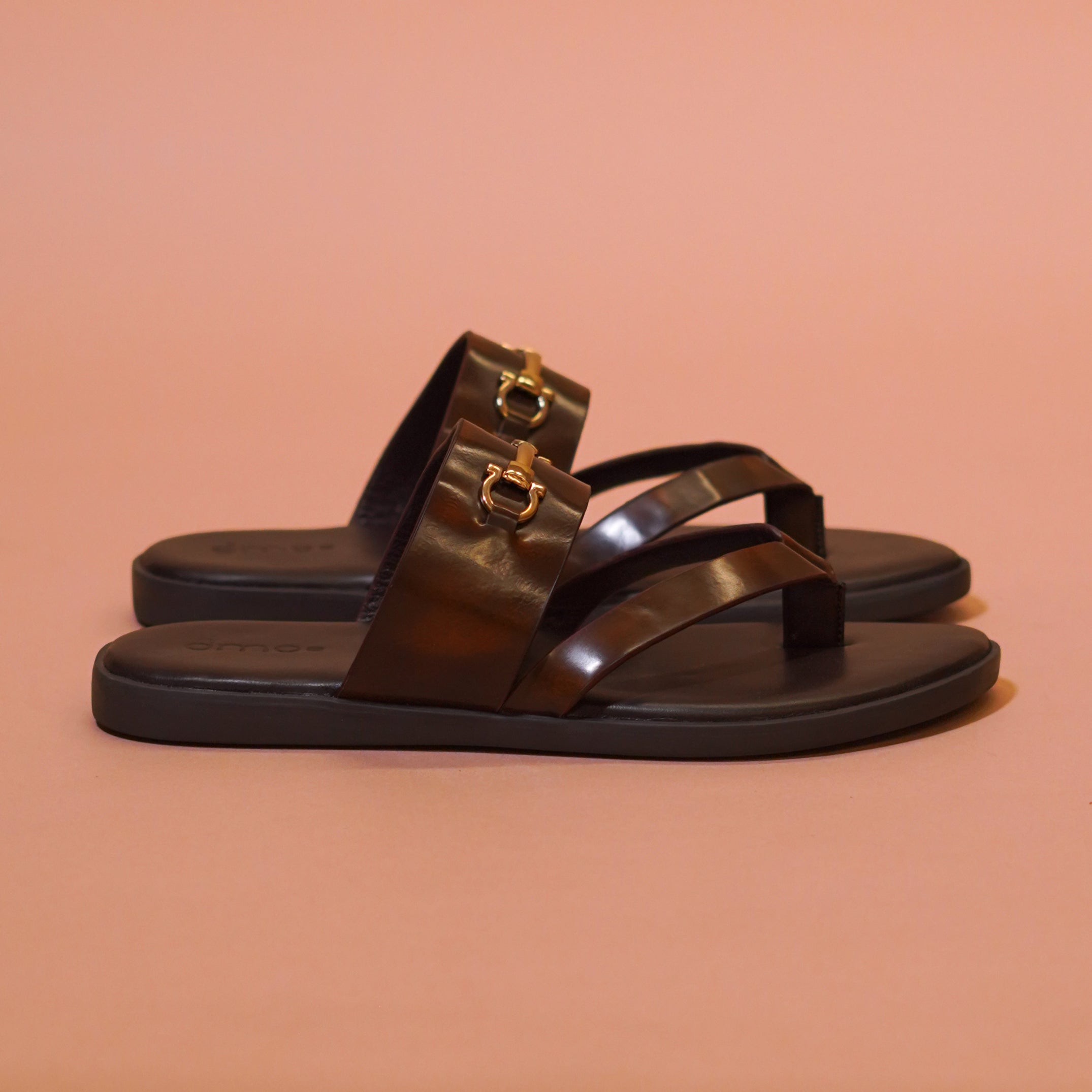 Pelle Fibio Chocro | Horsebit buckle shiny brown leather chappal