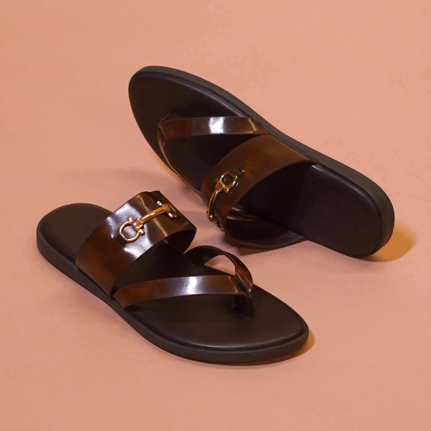 Pelle Fibio Chocro | Horsebit buckle shiny brown leather chappal