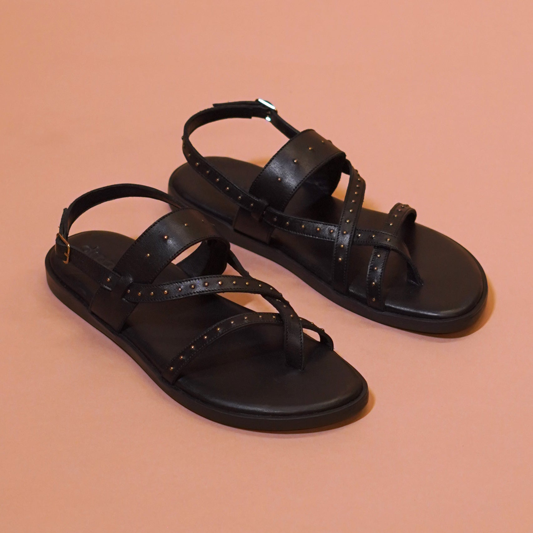 Pelle Nero Riveto | Black full-grain leather sandals