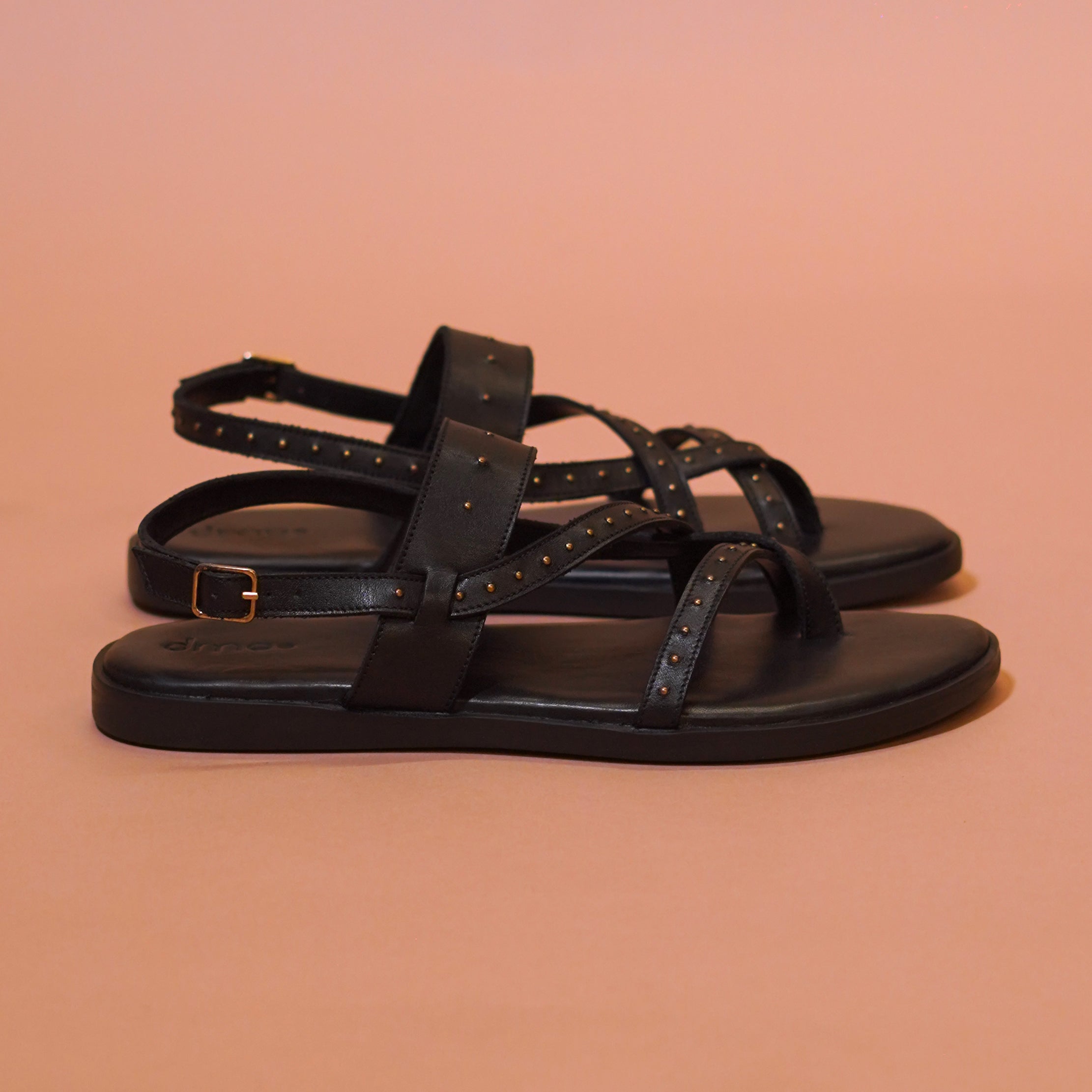 Pelle Nero Riveto | Black full-grain leather sandals