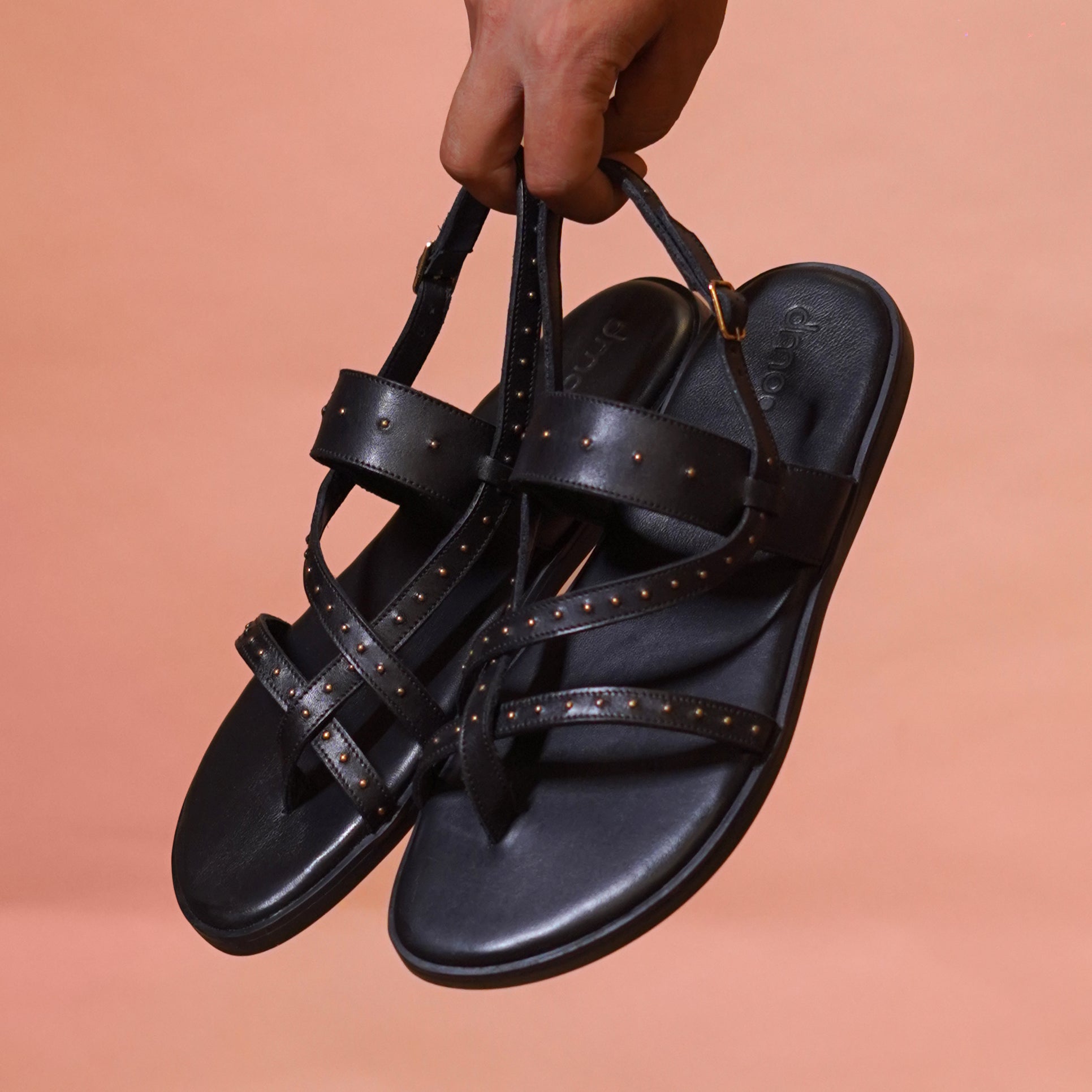 Pelle Nero Riveto | Black full-grain leather sandals