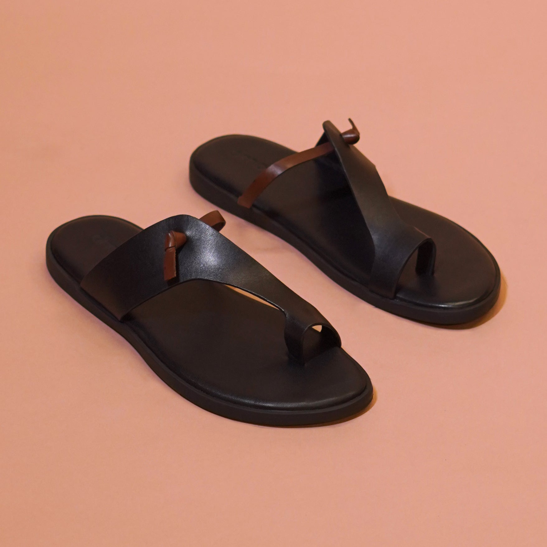 Pelle Mino | Classic brown and black leather chappals