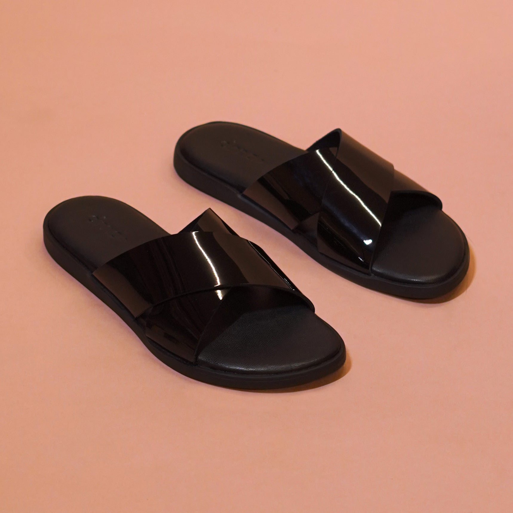 Pelle Lustro | Black patent leather chappals