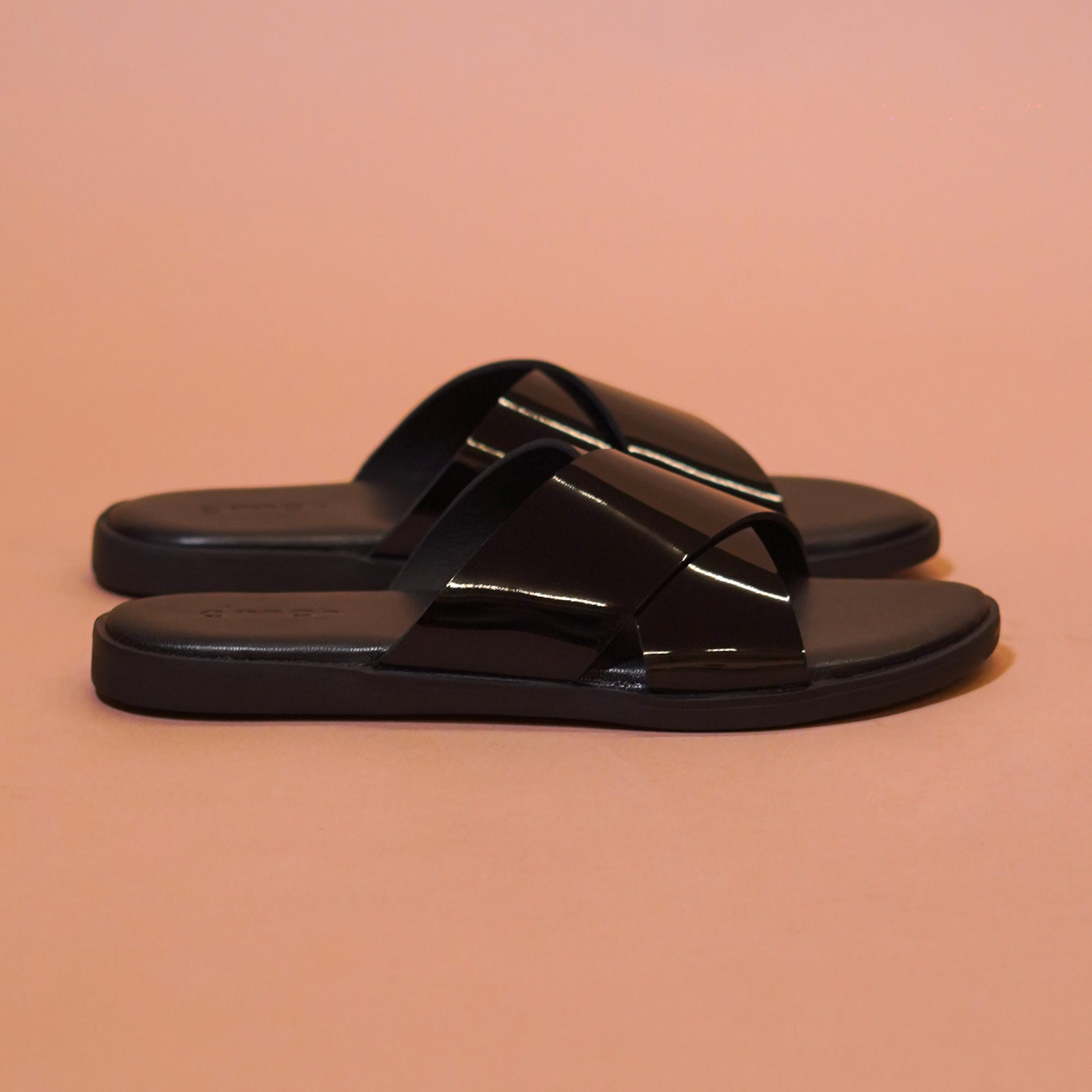 Pelle Lustro | Black patent leather chappals