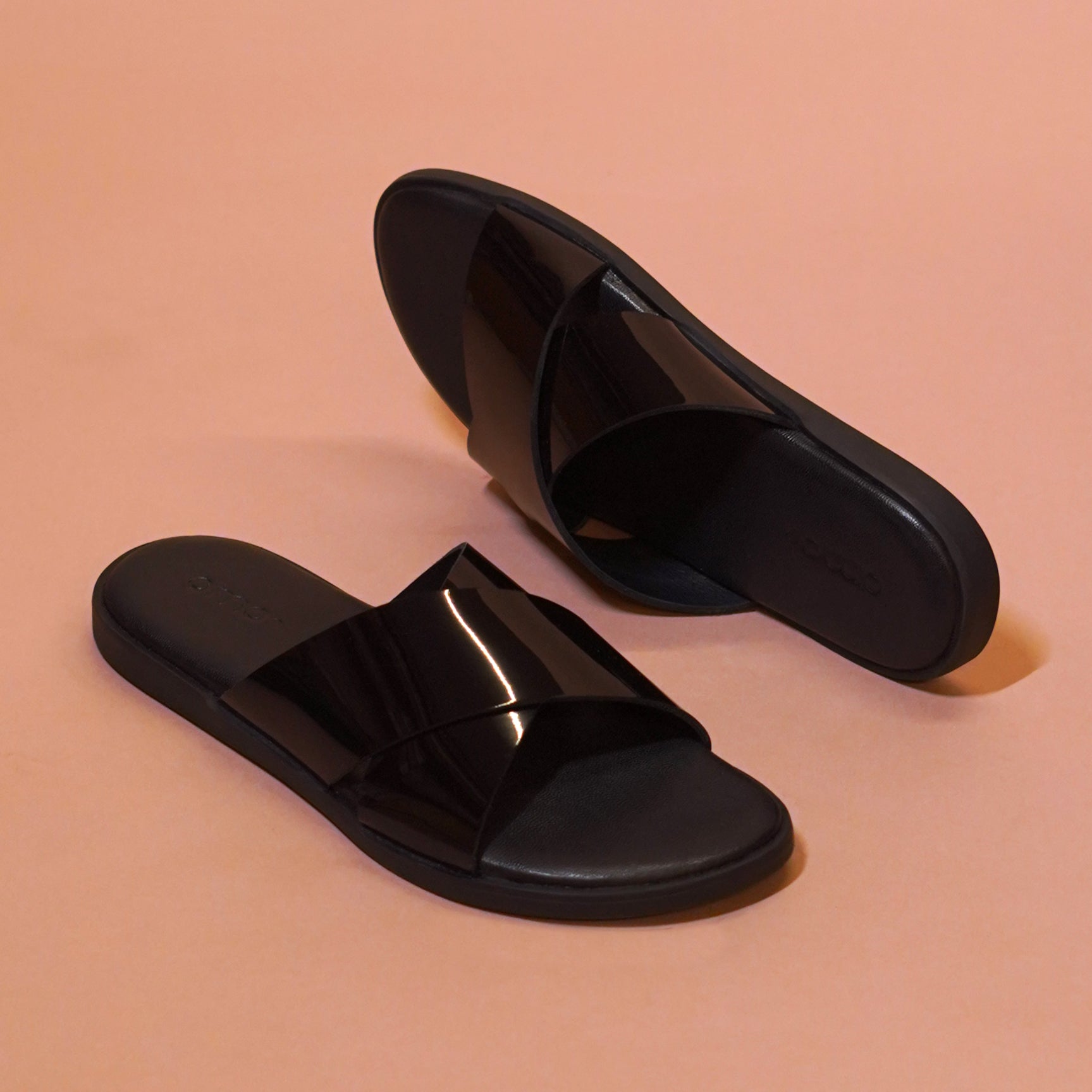 Pelle Lustro | Black patent leather chappals