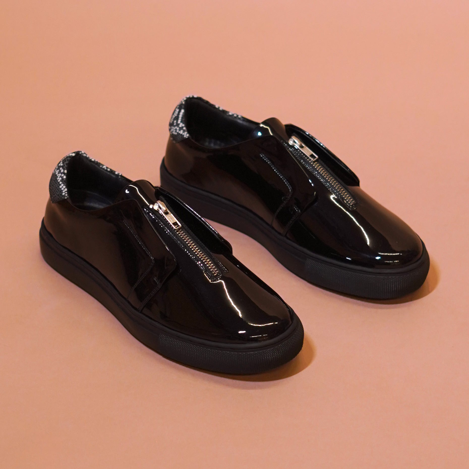 Pigro Lustro | Black patent leather zip-up sneakers