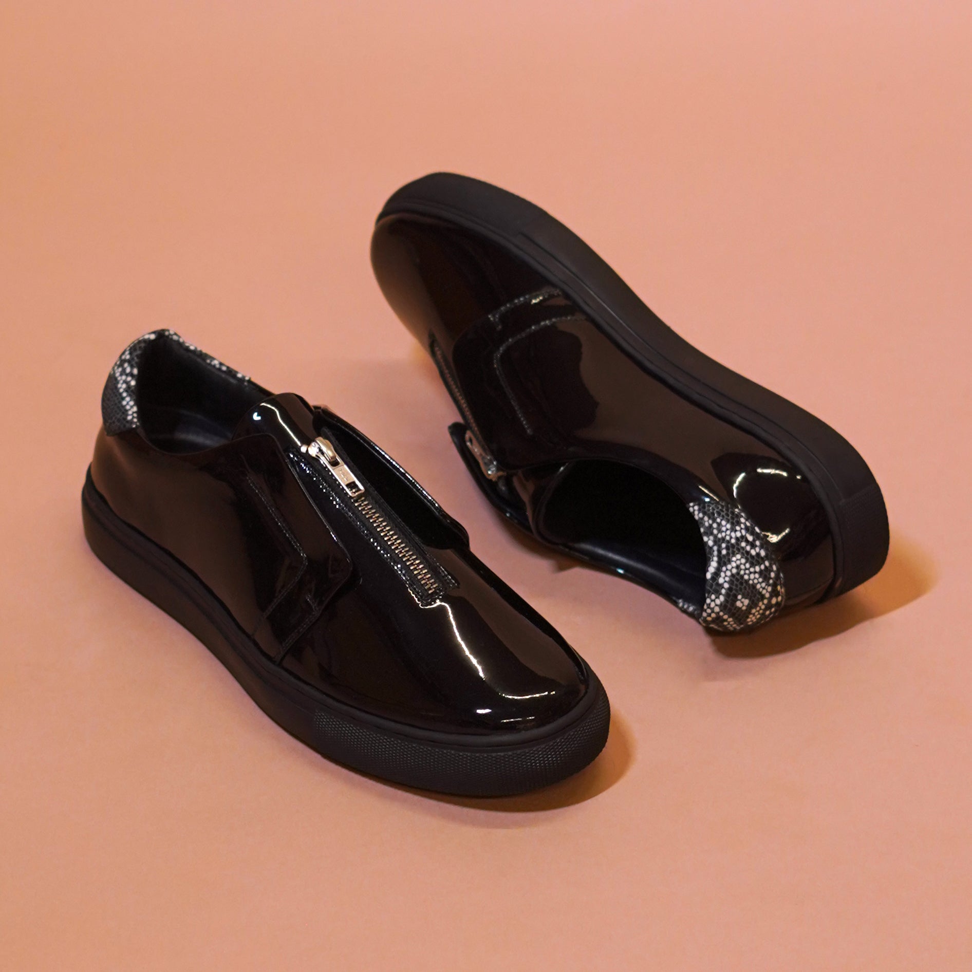 Pigro Lustro | Black patent leather zip-up sneakers