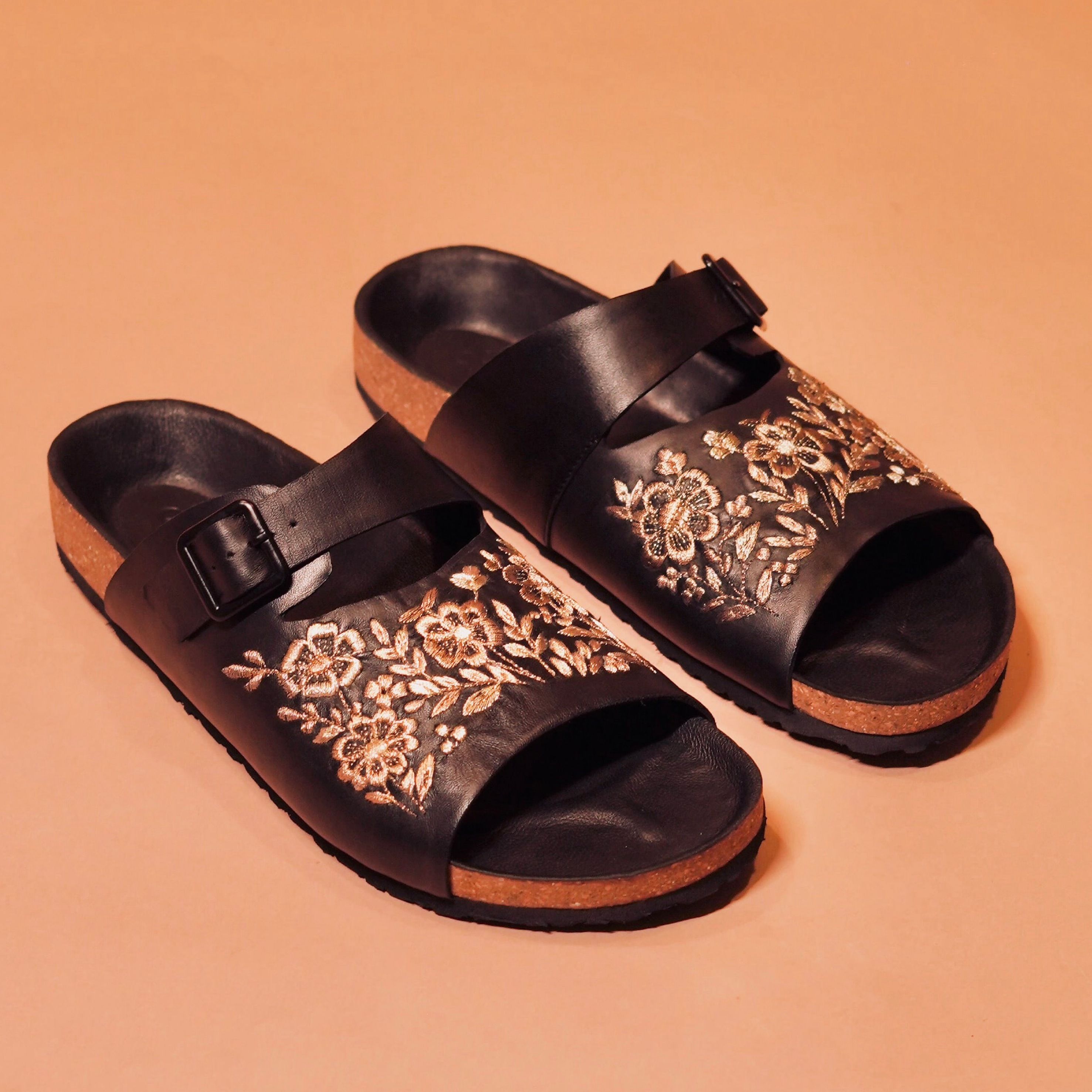 Pelle Corko Nozzo | Black leather zardozi embroidered chappals
