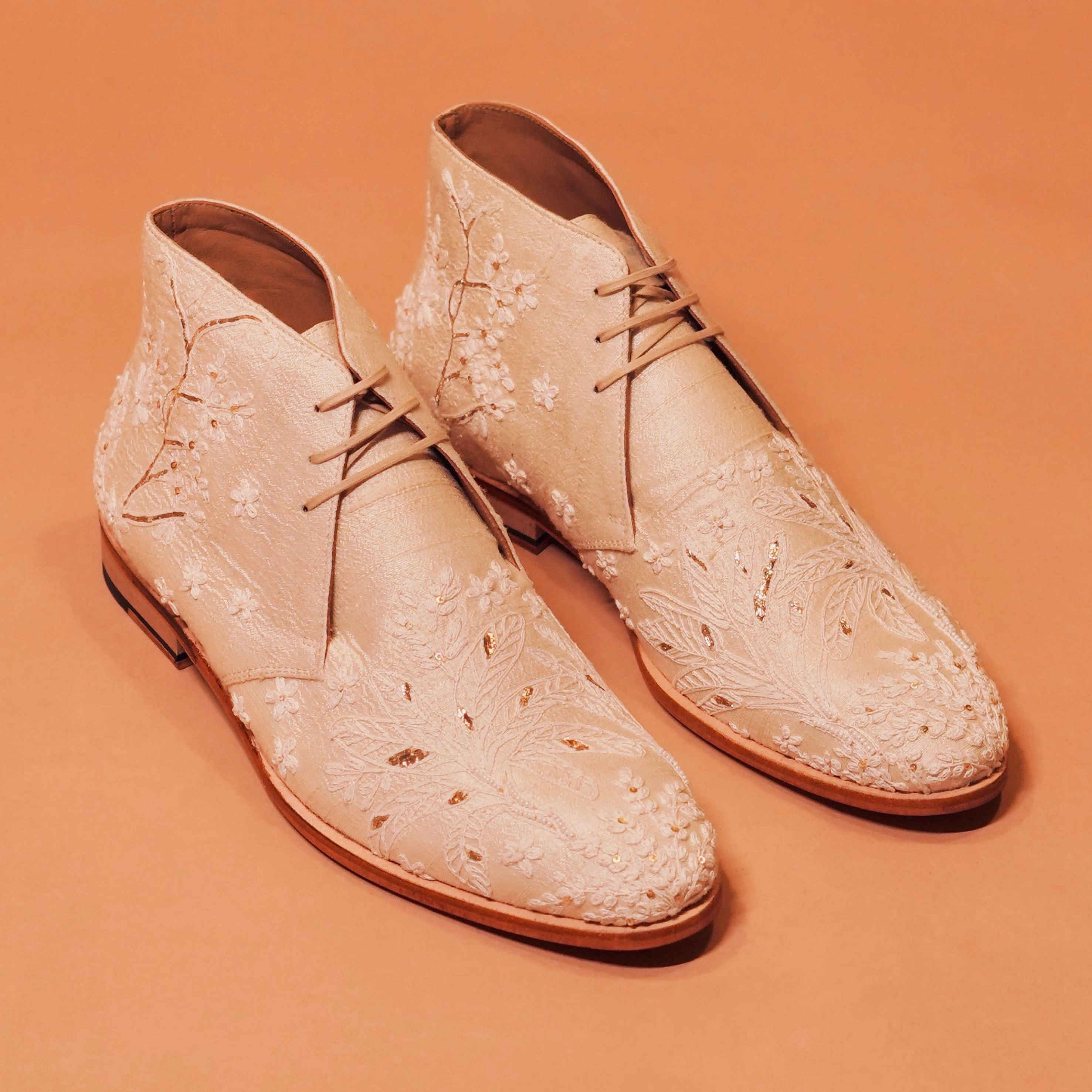 Sprazzo Nozzo | Raw silk zardozi embroidered chukka boots
