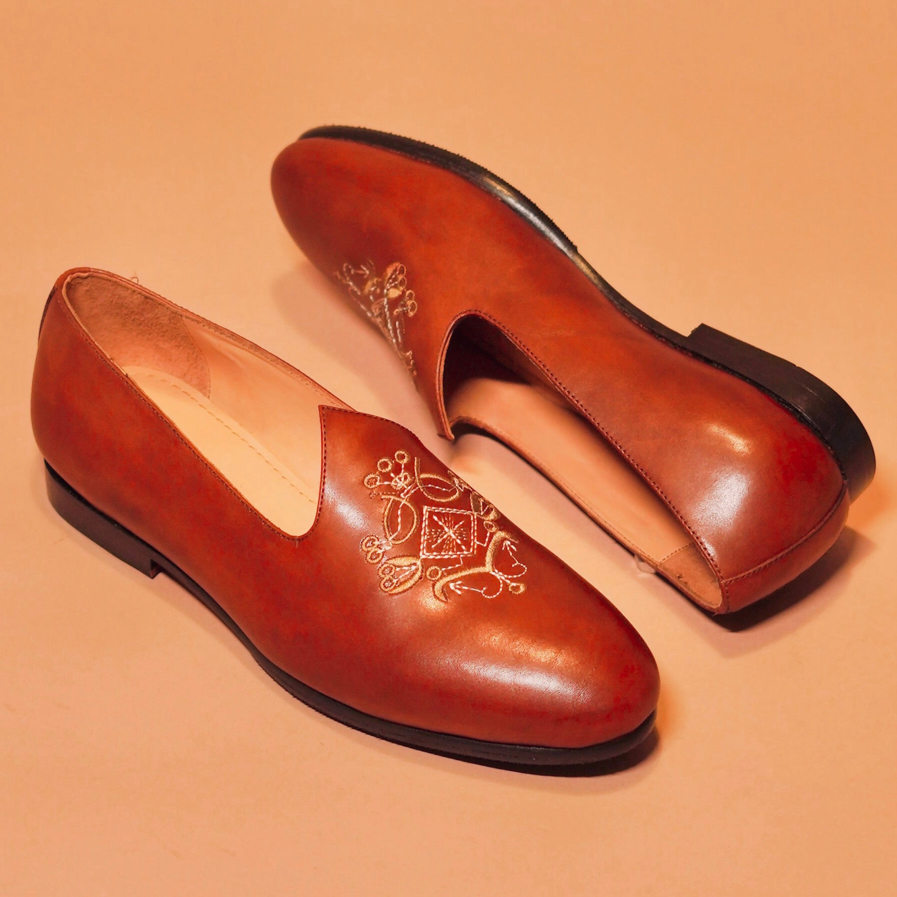 Ethnico Ricamo | Brown leather embroidered mojris