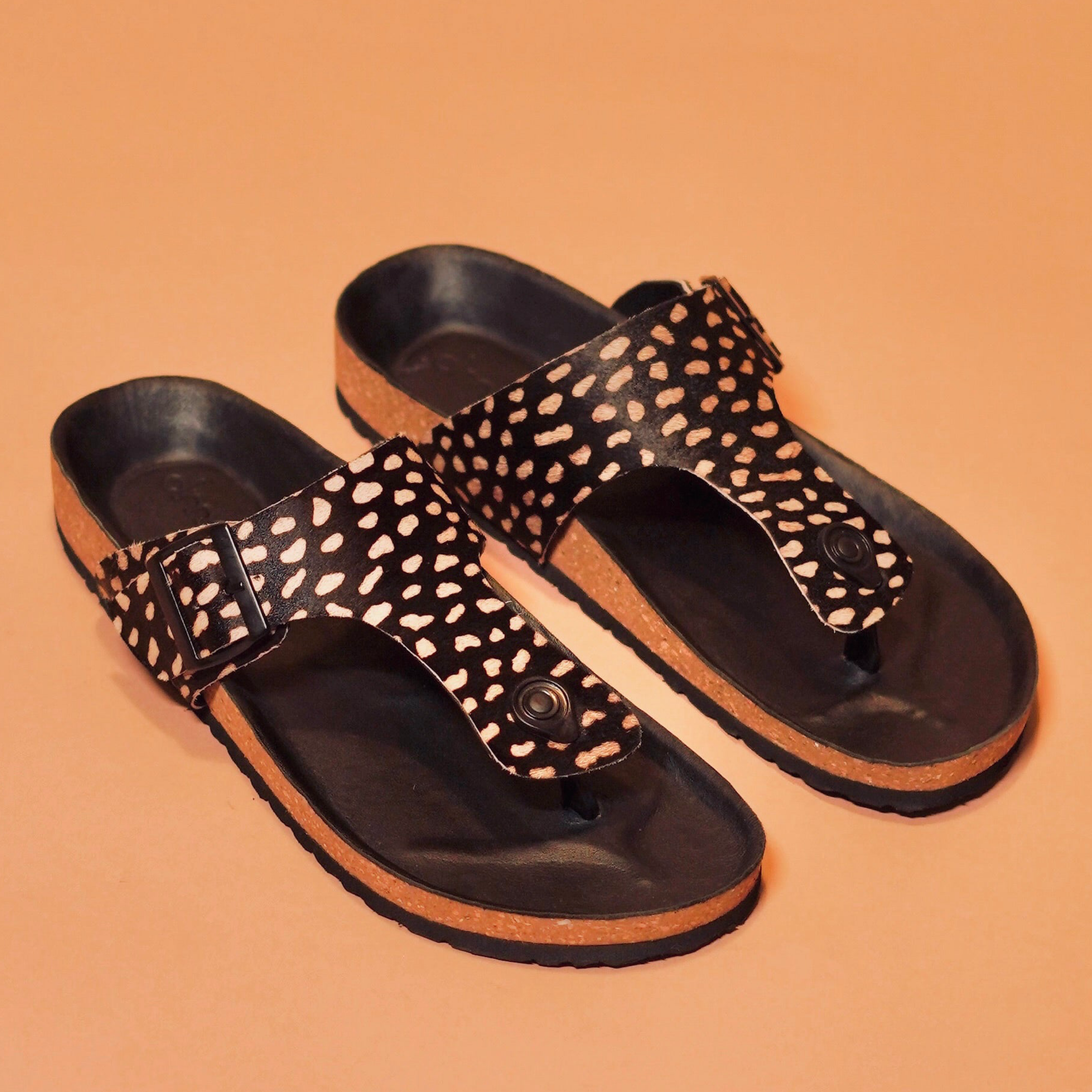 Pelle Corko Leopardo | Black leopard print cork chappals