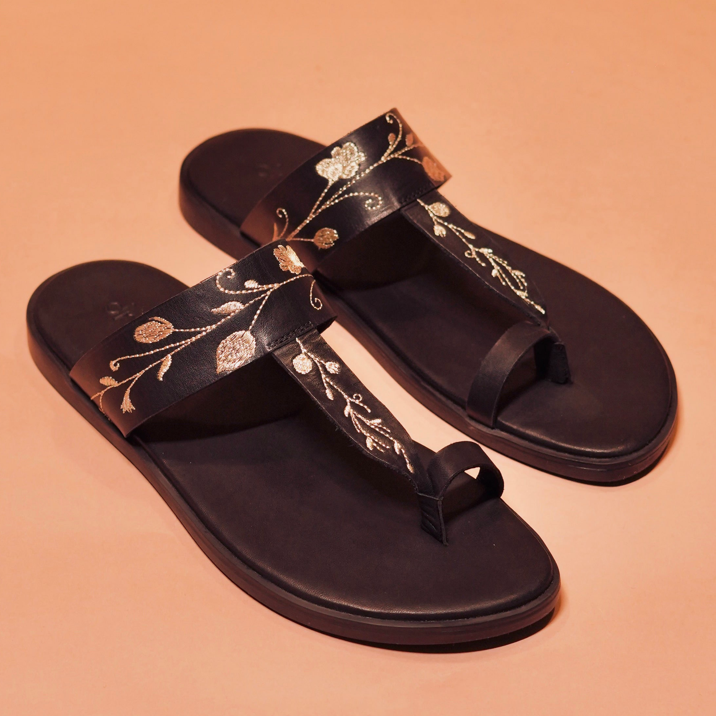 Pelle Nero Ricamo | Embroidered black full-grain leather chappals