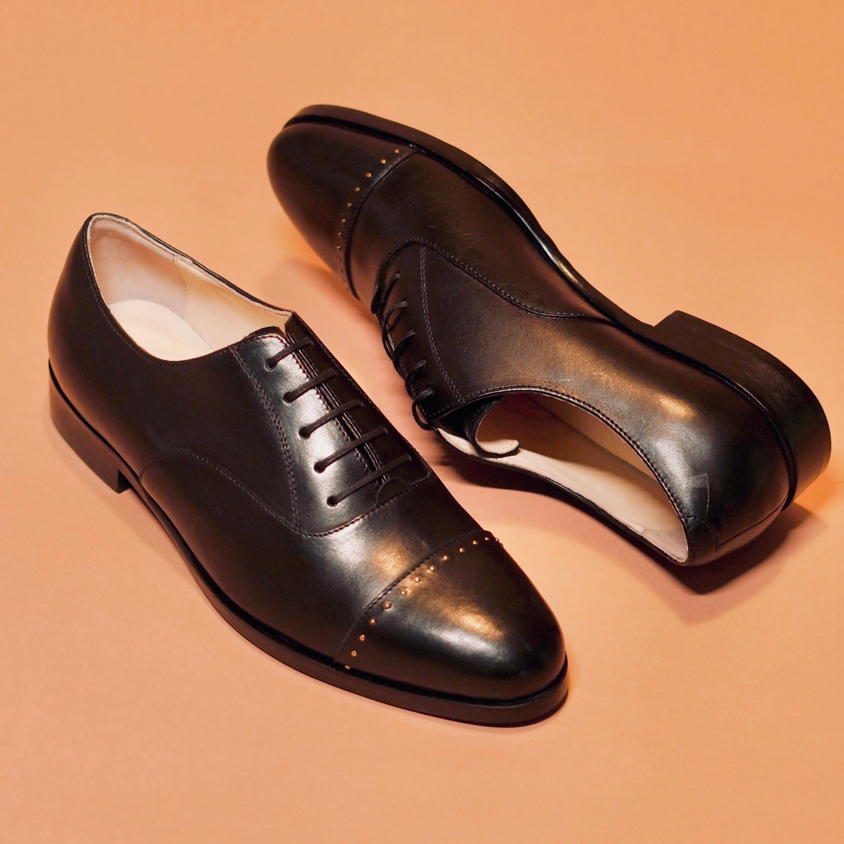 Capto Nero Riveto | Black full-grain leather riveted Oxfords