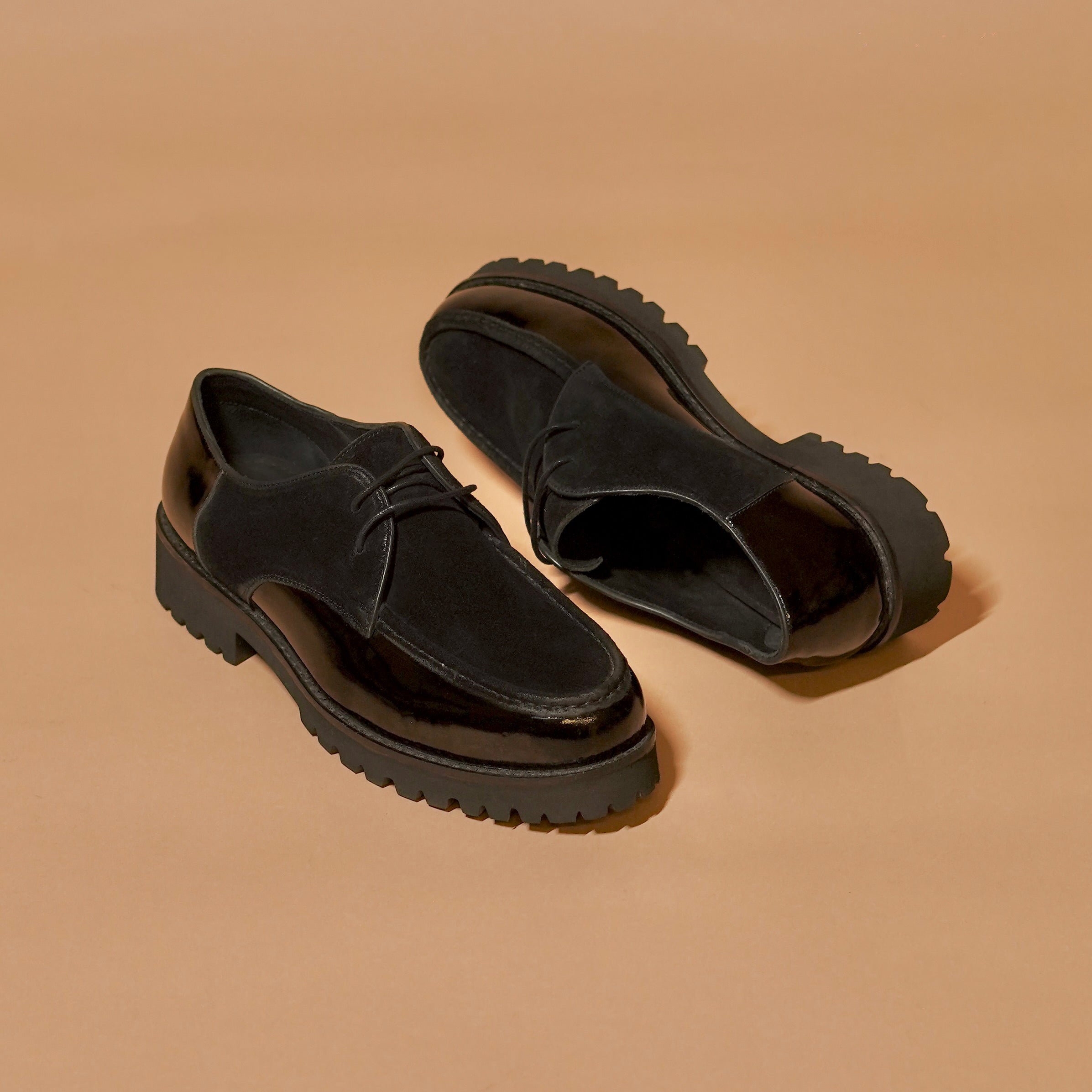 Men’s boat shoes with patent leather detailing