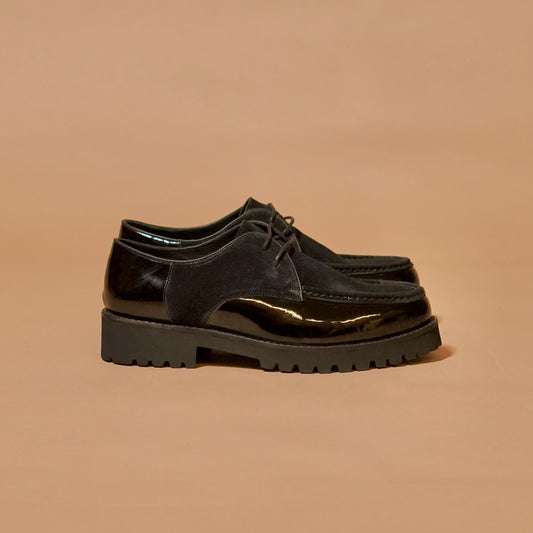 Side profile of Nero Duale boat shoes