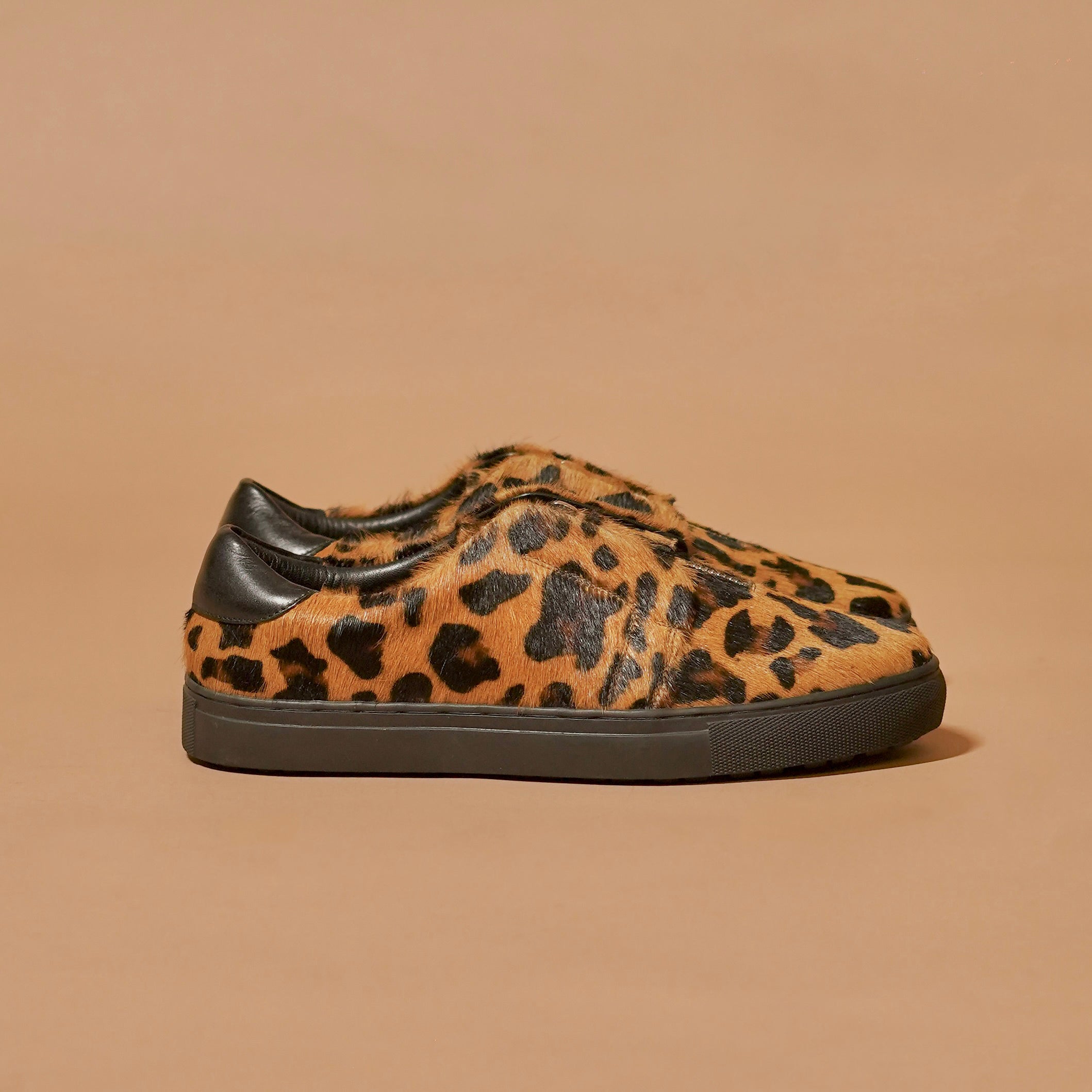 Side profile of Pigro Leopardo Nero