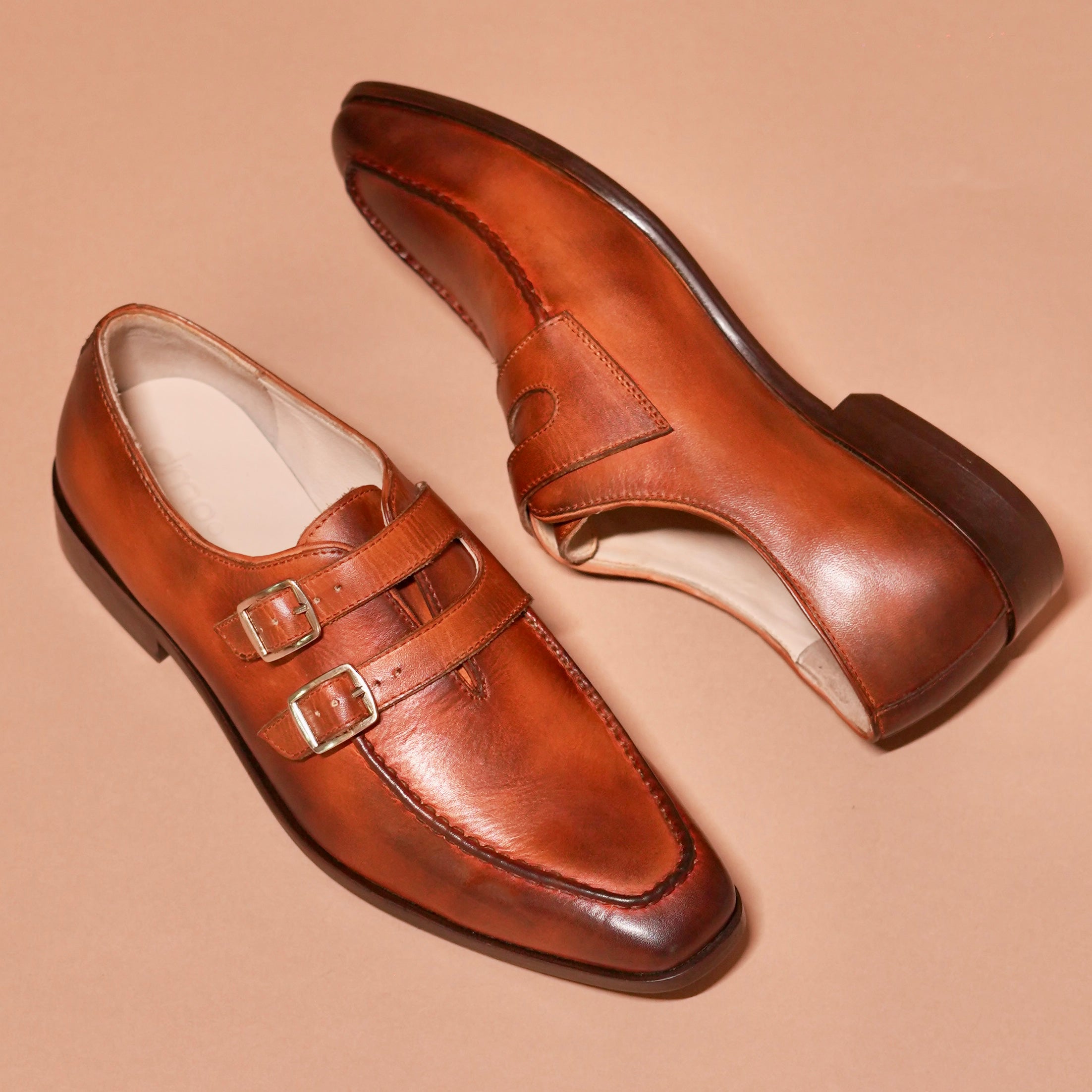 Close-up of leather texture and crossover straps on Motivo Strappo Bruno