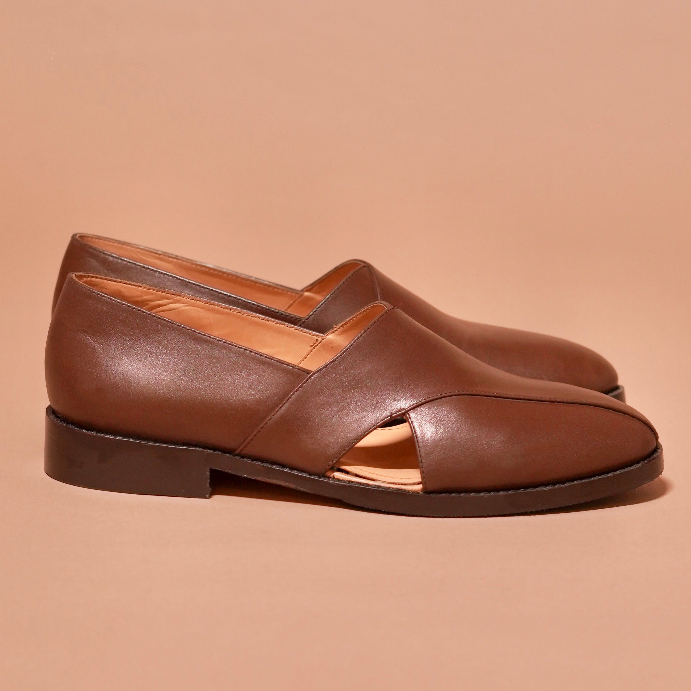 Side view of Pesha Scarpo Marrone showcasing traditional Peshawari vamp detail