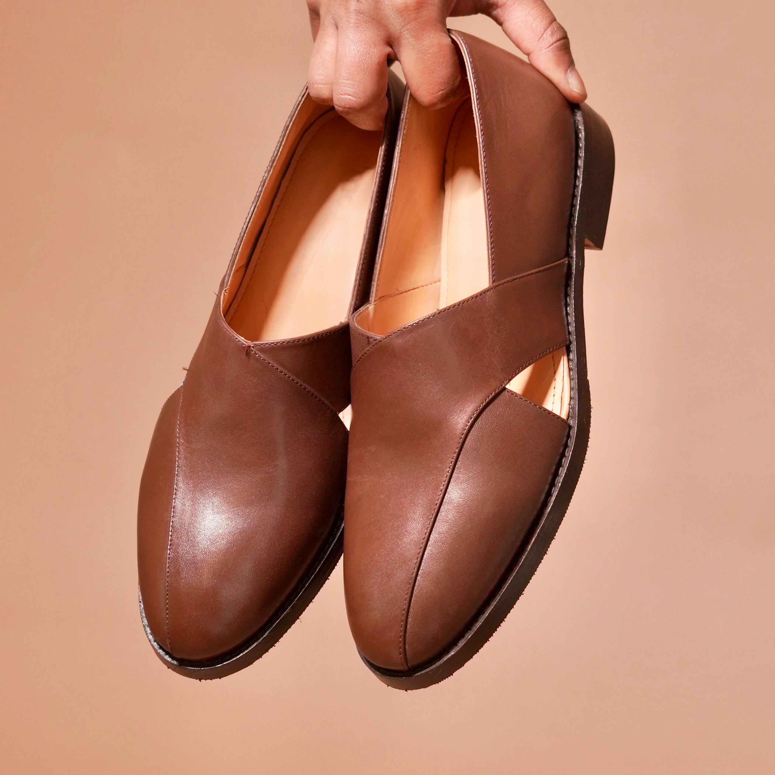 Top view of Pesha Scarpo Marrone with beige lining and brown leather contrast