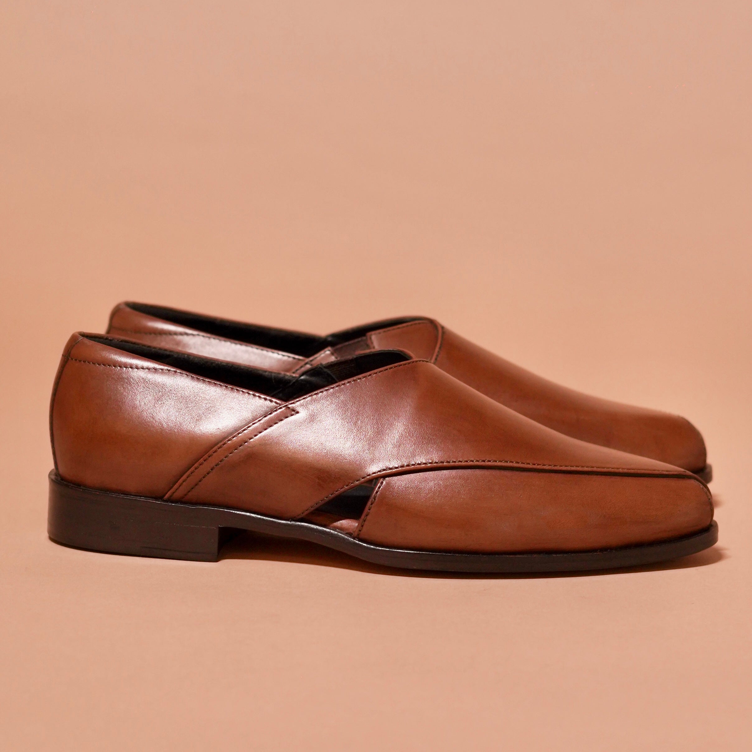 Side angle of Pesha Scarpo Bruno showing the dark brown leather and elastic detail