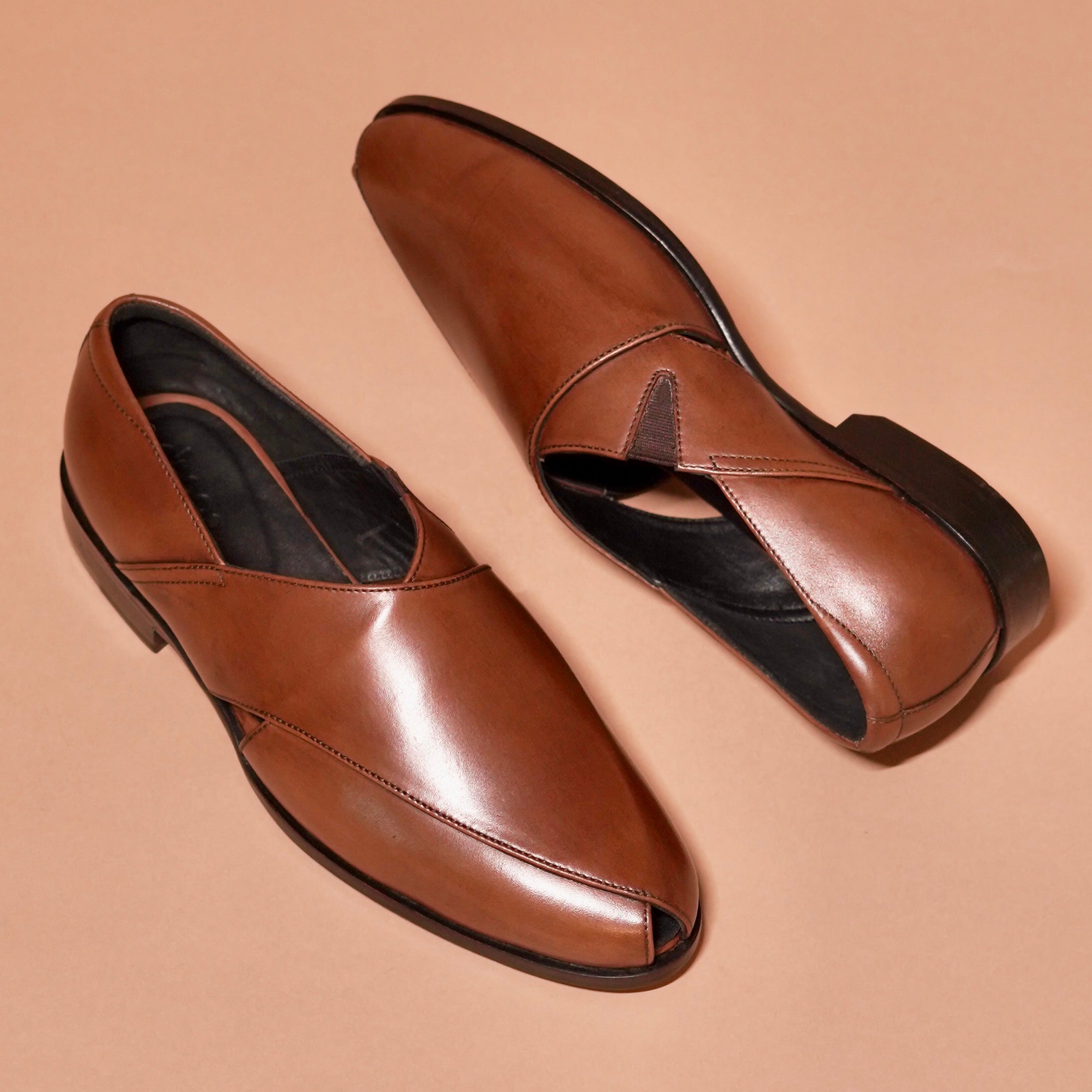 Top view of Pesha Scarpo Bruno featuring cushioned insole and black lining