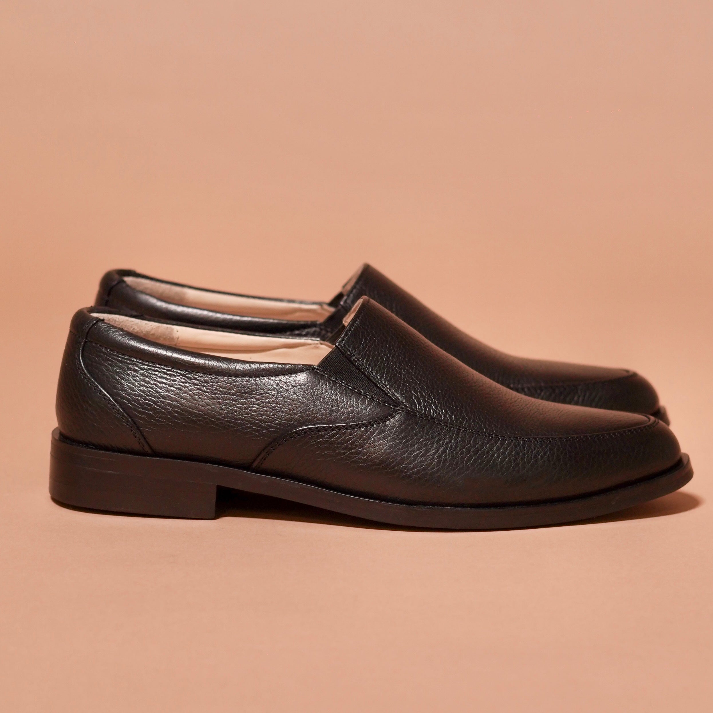 Side view of Motivo Lavaro showcasing its grainy black leather texture