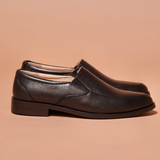 Side view of Motivo Lavaro showcasing its grainy black leather texture