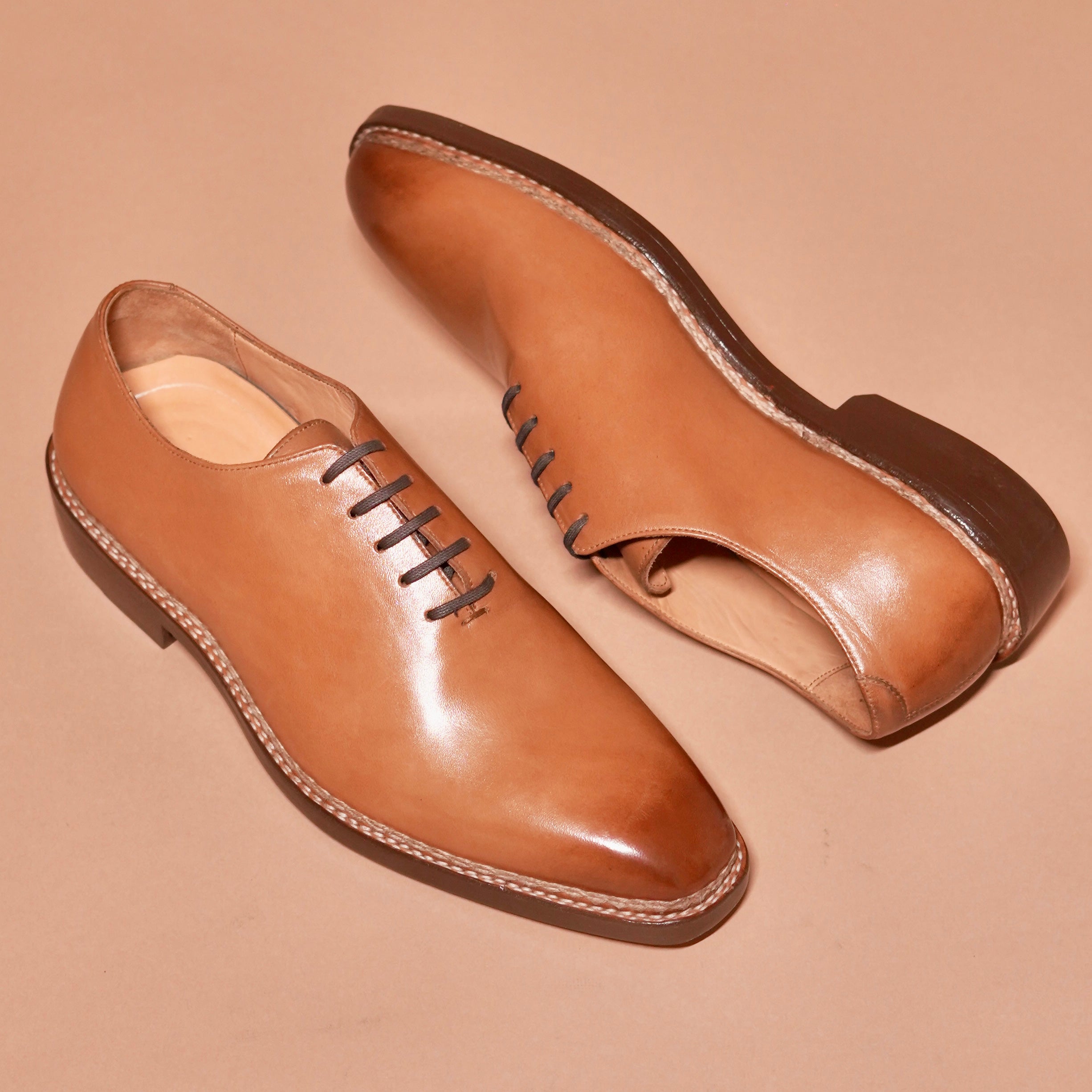 Close-up of dual-tone patina on Bruno Cuccito toe and heel