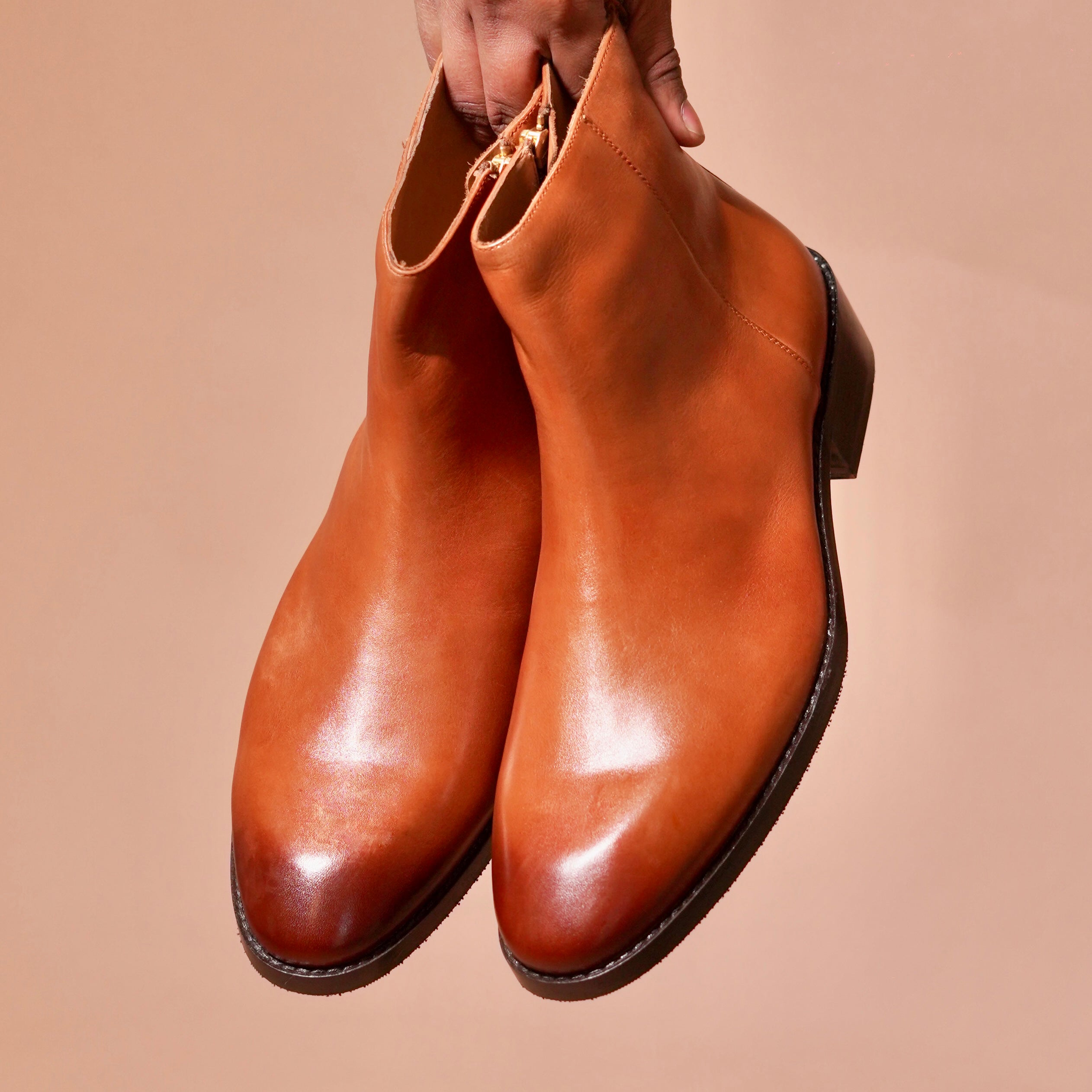 Top angle of Sprazzo Cubano Tanino with inner zip and pull loop